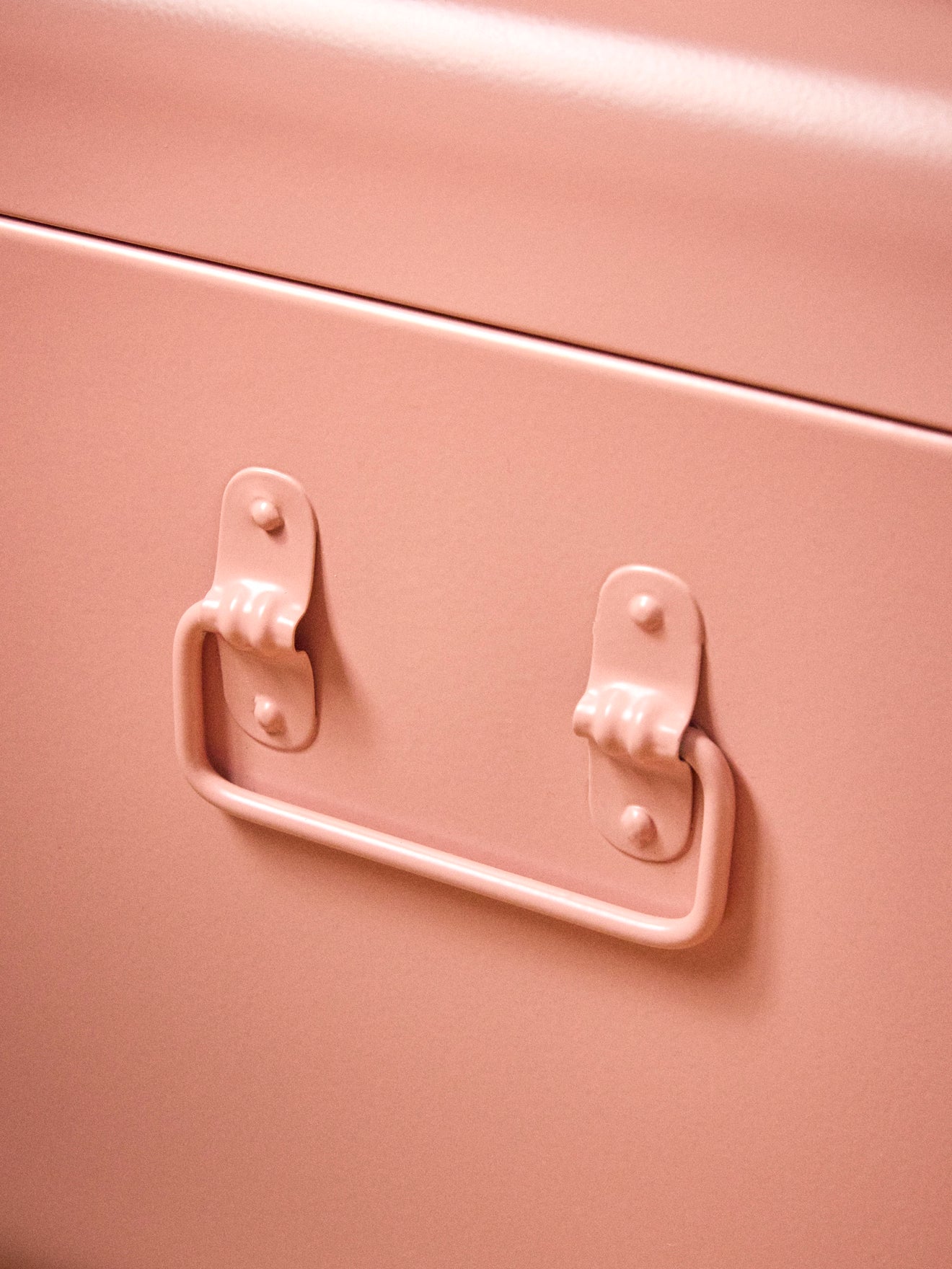 Aufbewahrungstruhe aus Metall