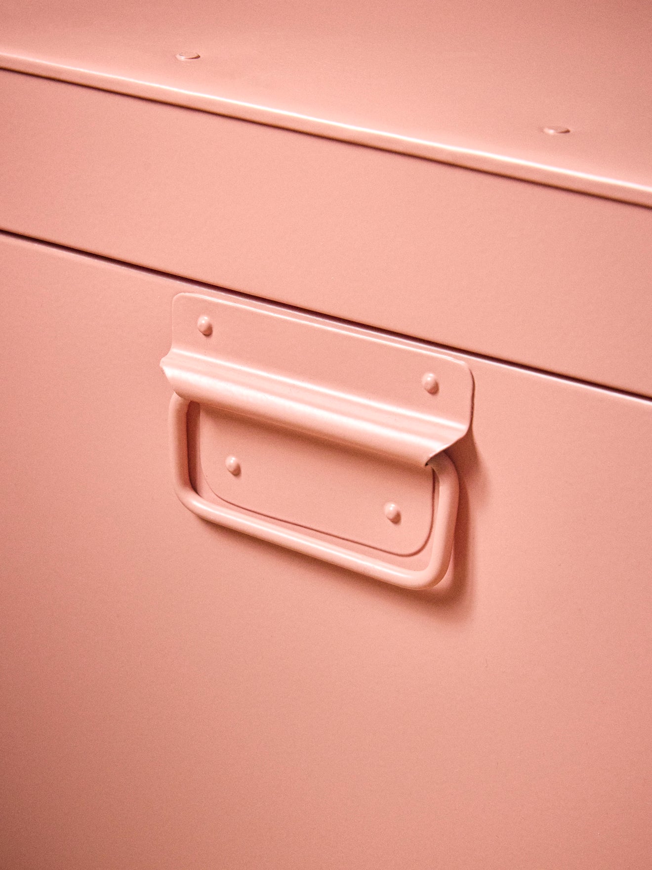 Aufbewahrungstruhe aus Metall