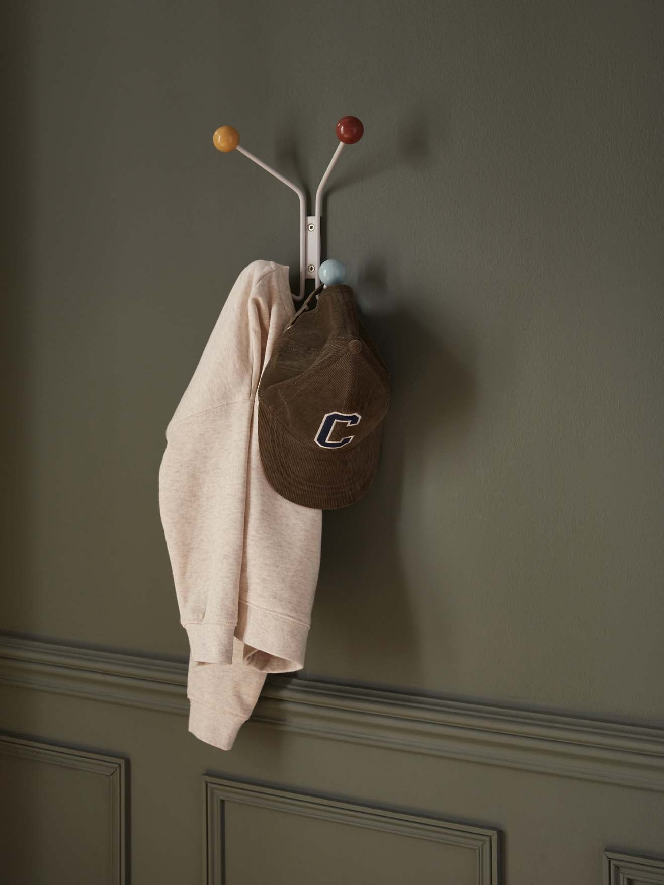 Wandhaken Alice aus Metall und Holz mit 4 Kugeln