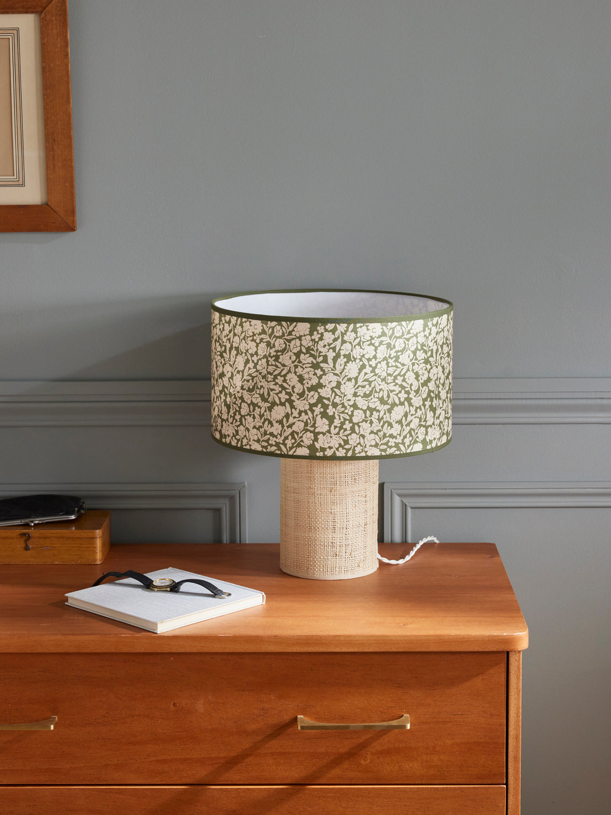 Geblümte Lampe, Fuss aus Rattan