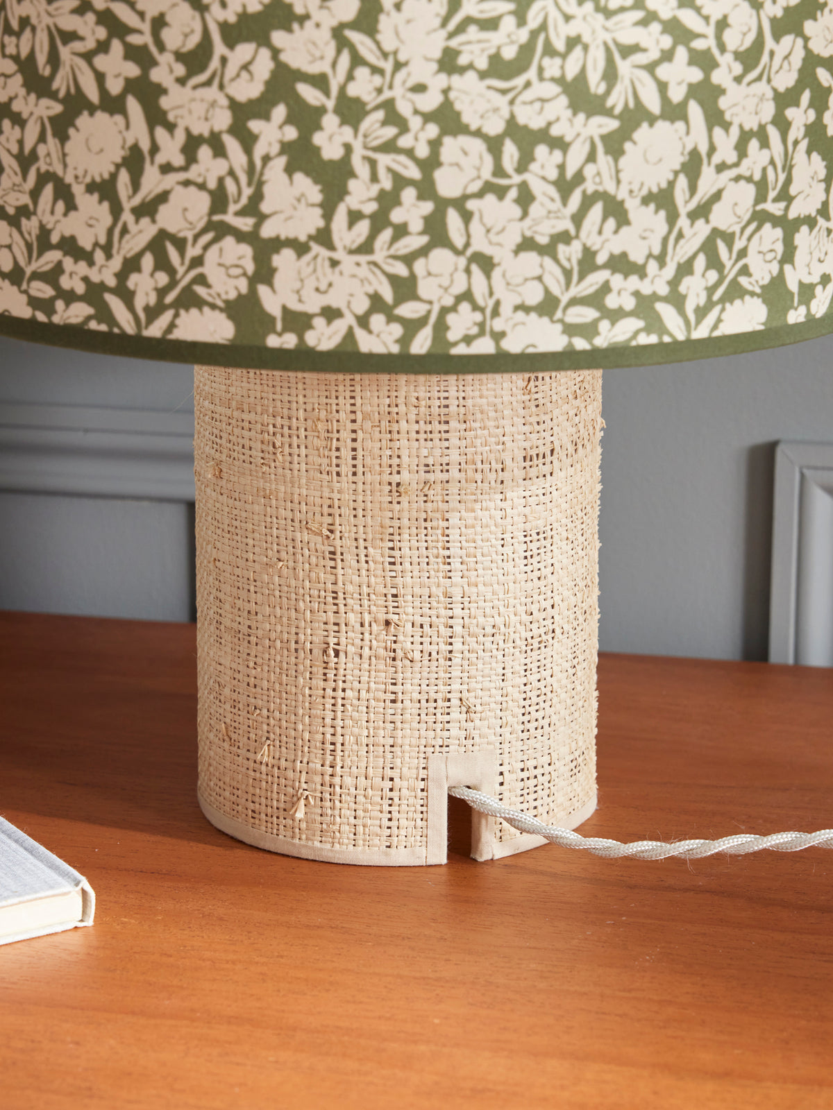 Geblümte Lampe, Fuss aus Rattan