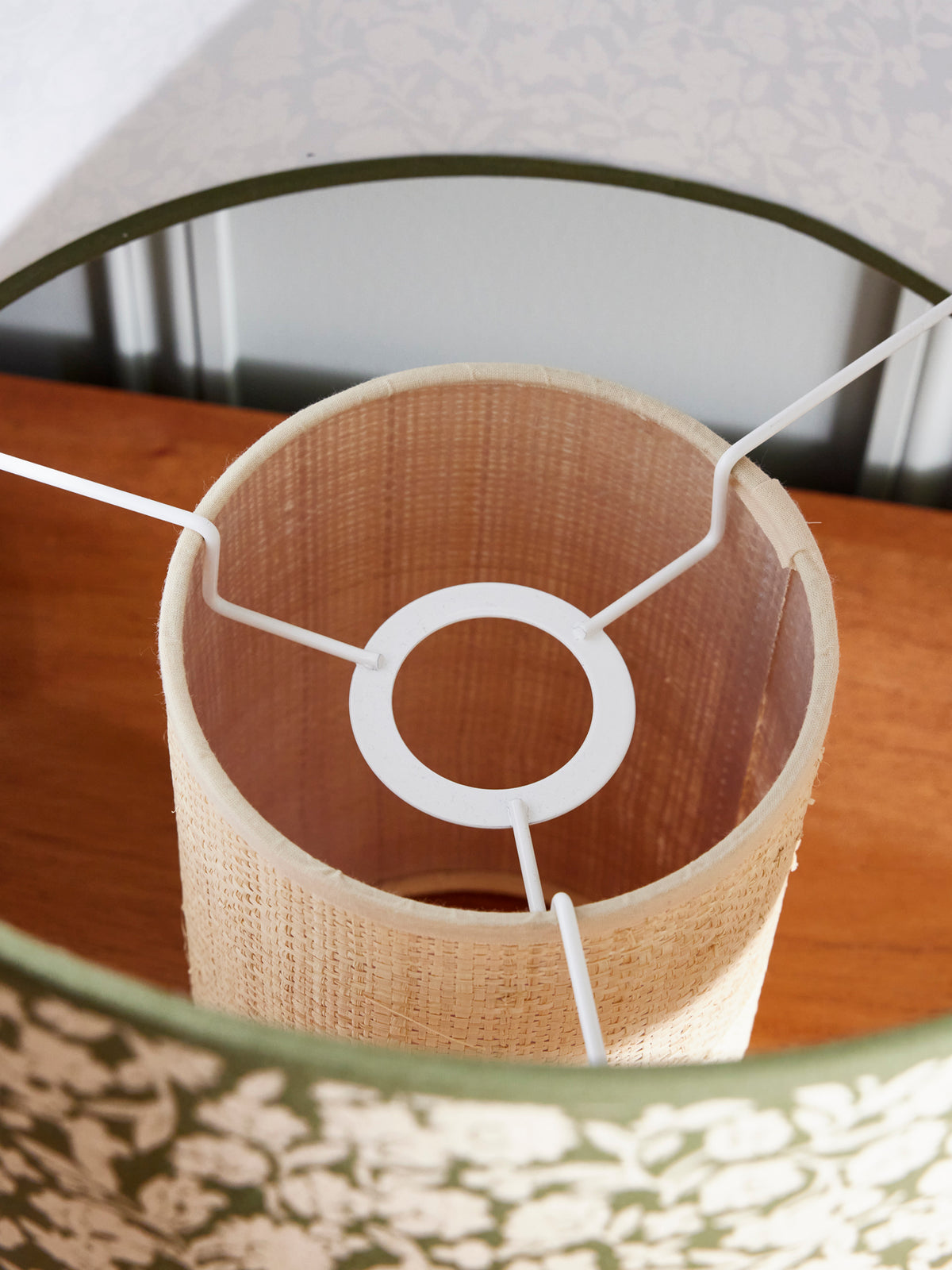 Geblümte Lampe, Fuss aus Rattan