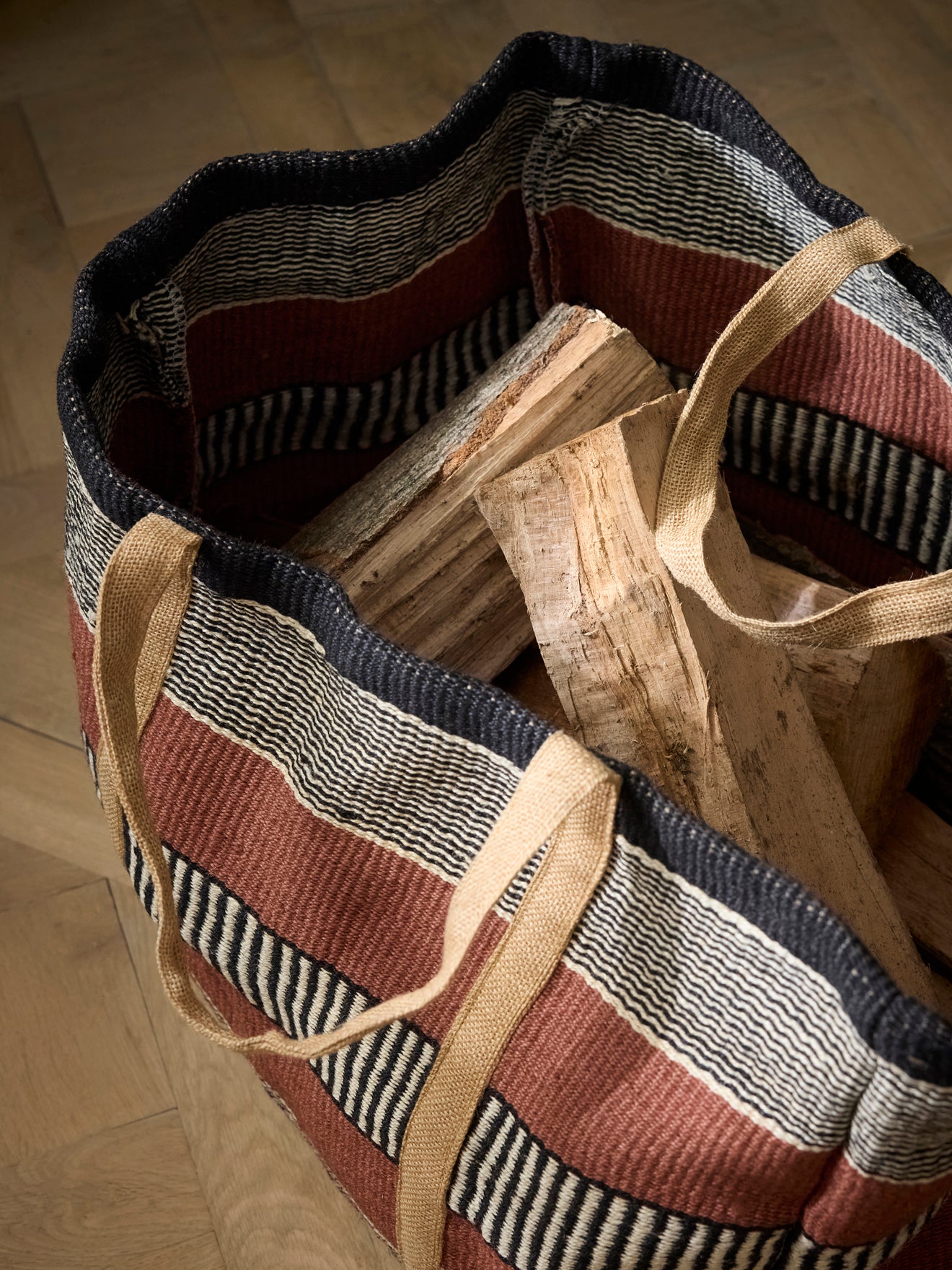 Gestreifter Kaminholzkorb aus Jute