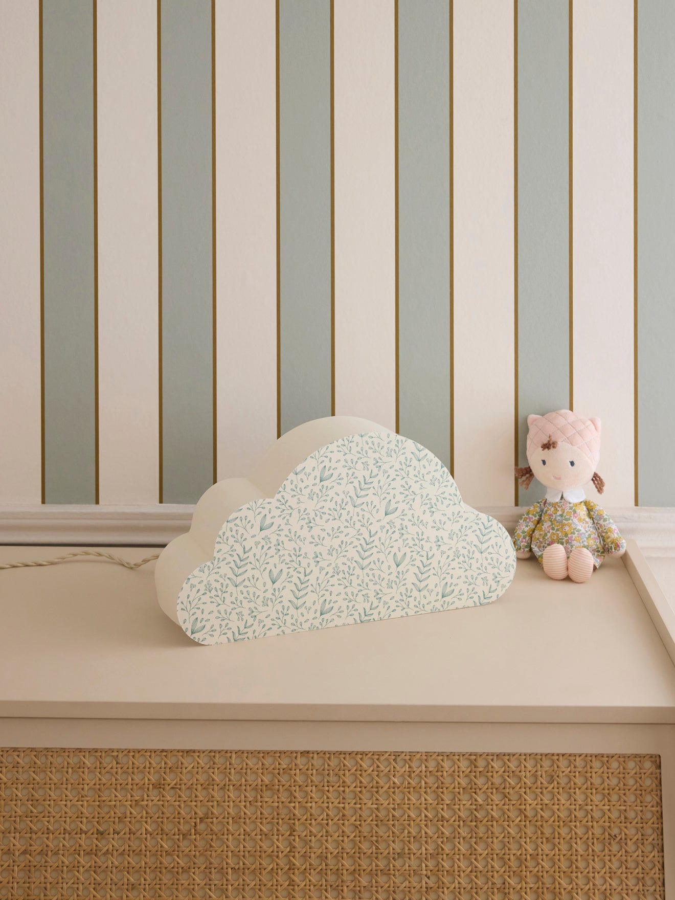 Lampe in Wolkenform mit Blätter-Print