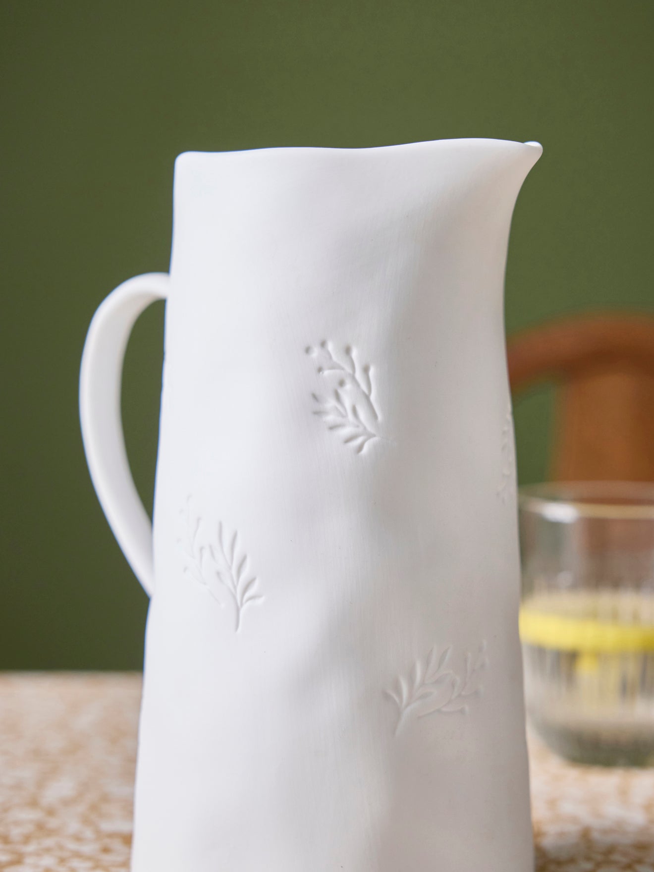 Krug mit Blättermotiv aus Keramik