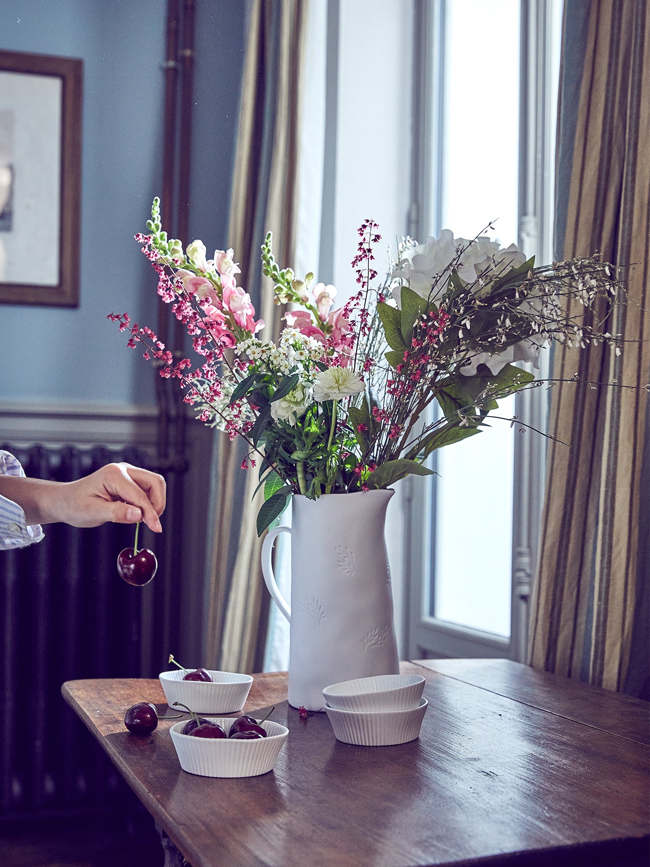 Krug mit Blättermotiv aus Keramik