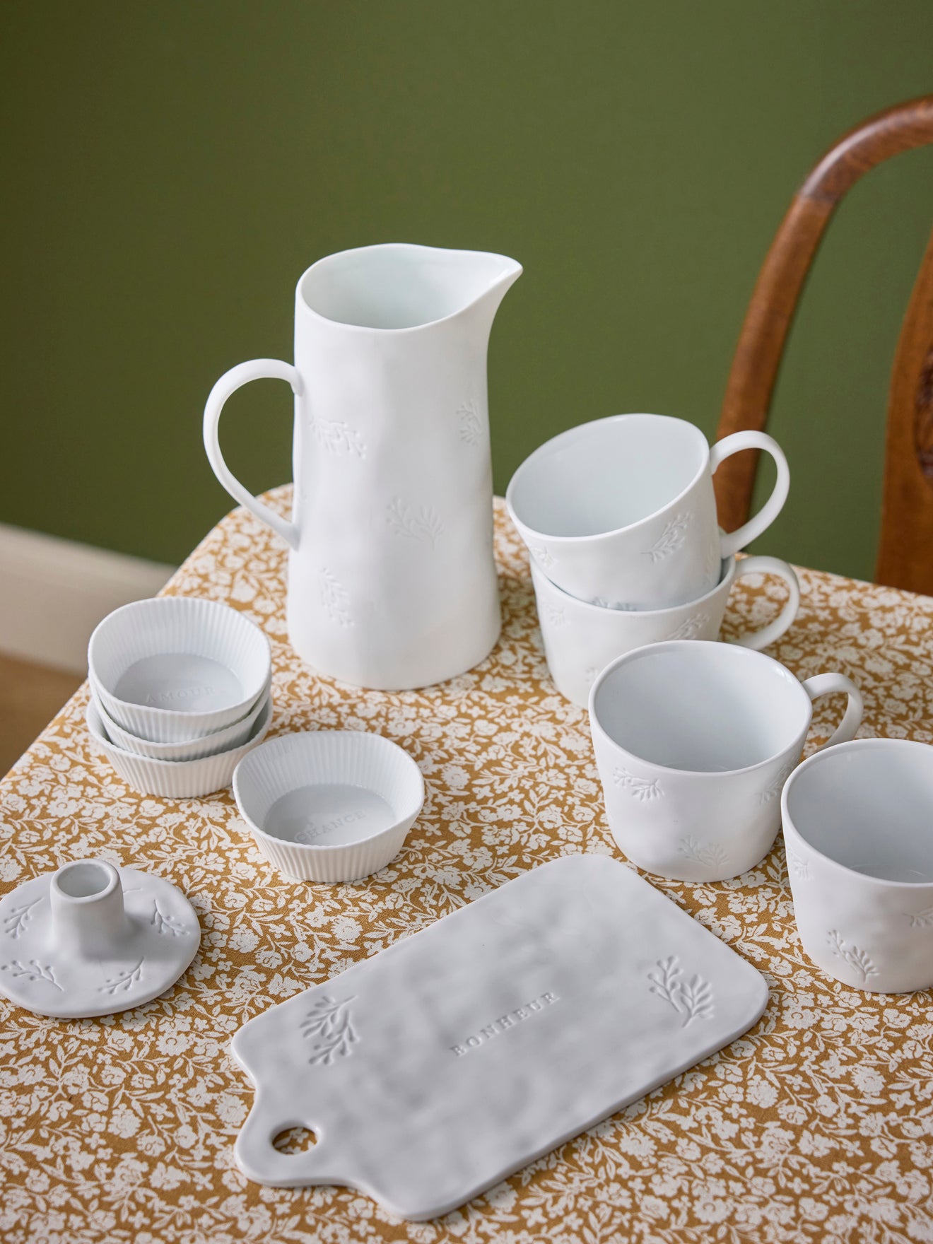 Krug mit Blättermotiv aus Keramik