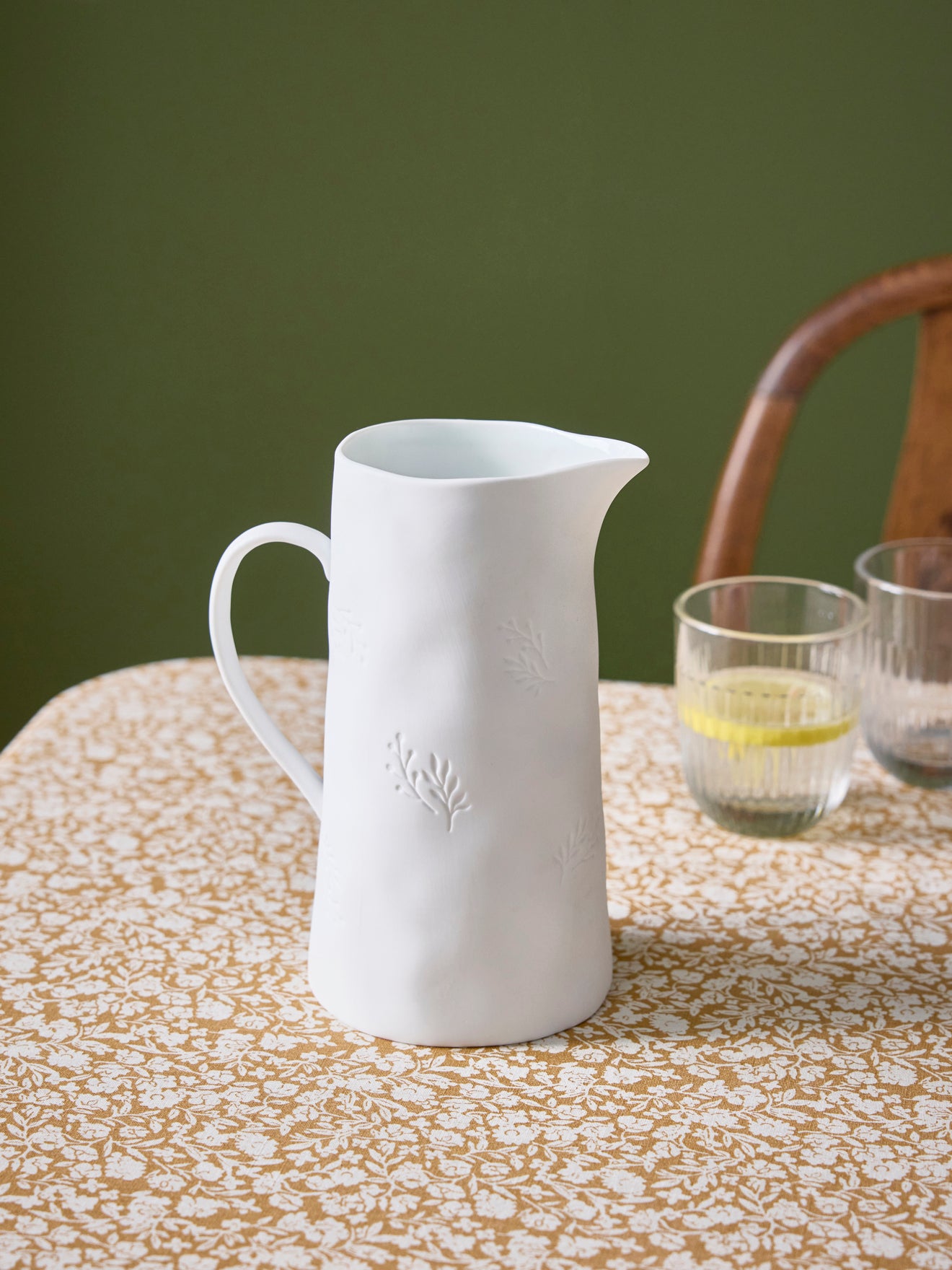 Krug mit Blättermotiv aus Keramik