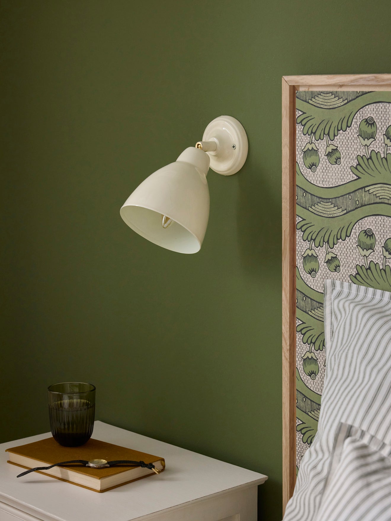 Wandapplikation Auguste aus emailliertem Metall