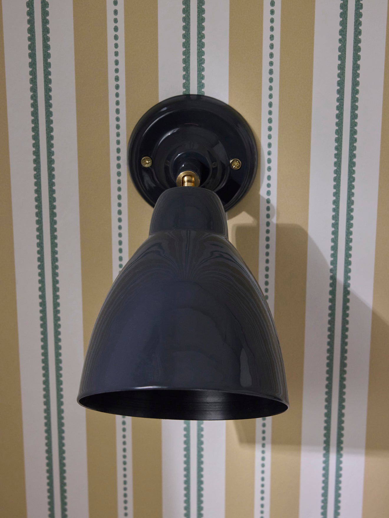 Wandapplikation Auguste aus emailliertem Metall