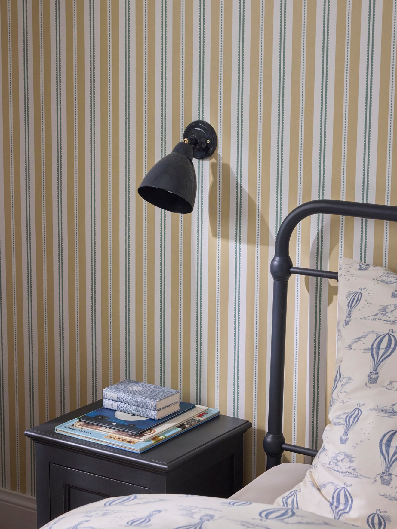 Wandapplikation Auguste aus emailliertem Metall