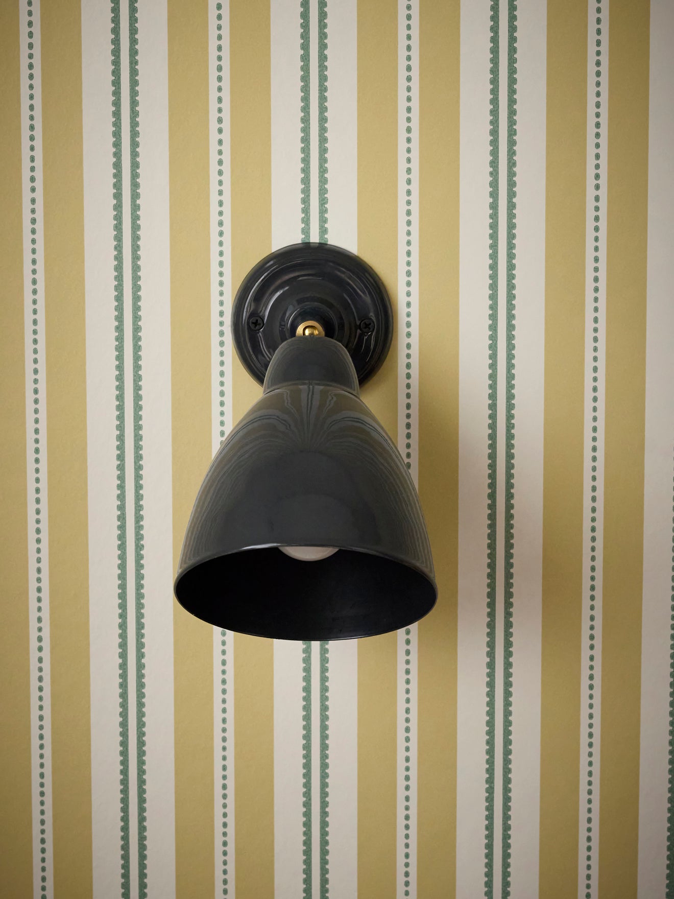 Wandapplikation Auguste aus emailliertem Metall