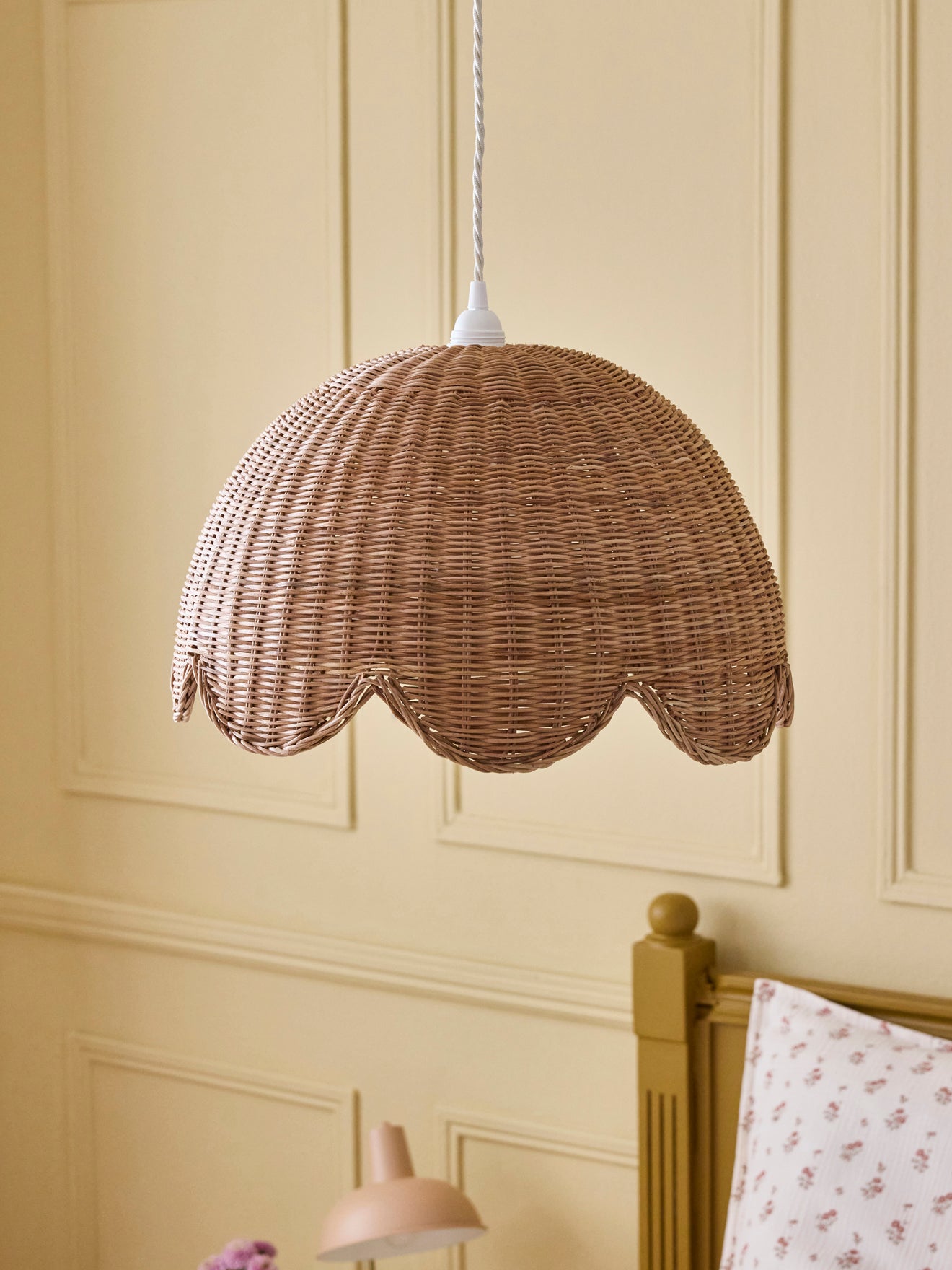 Hängelampe in Blumenform aus Rattan