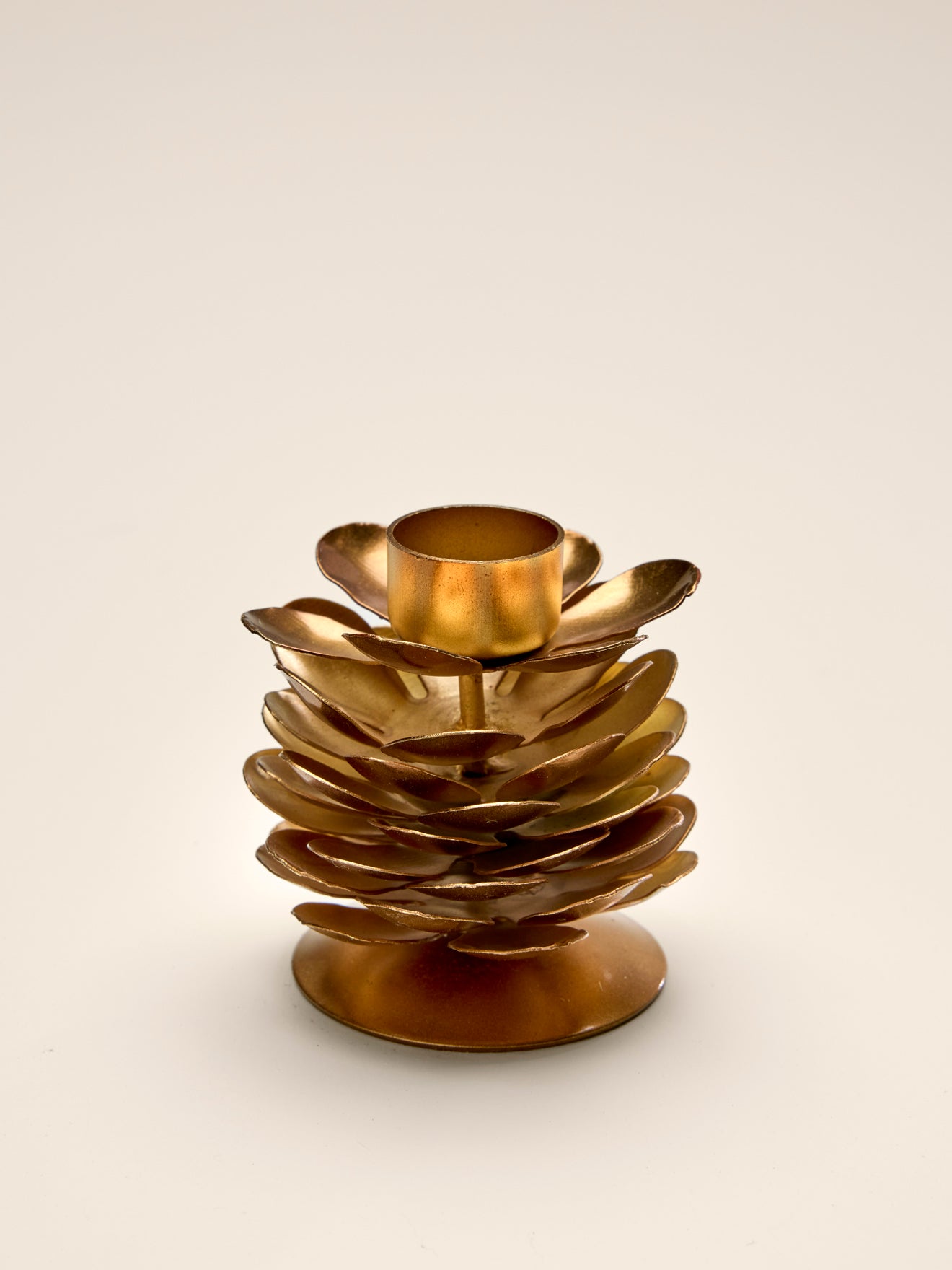 Kerzenhalter in Tannenzapfenform