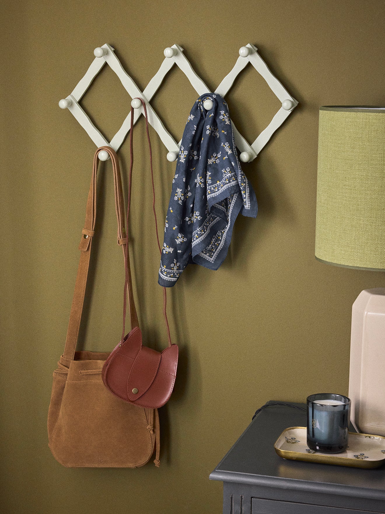 Ausziehbare Garderobe aus Holz im Akkordeon-Stil