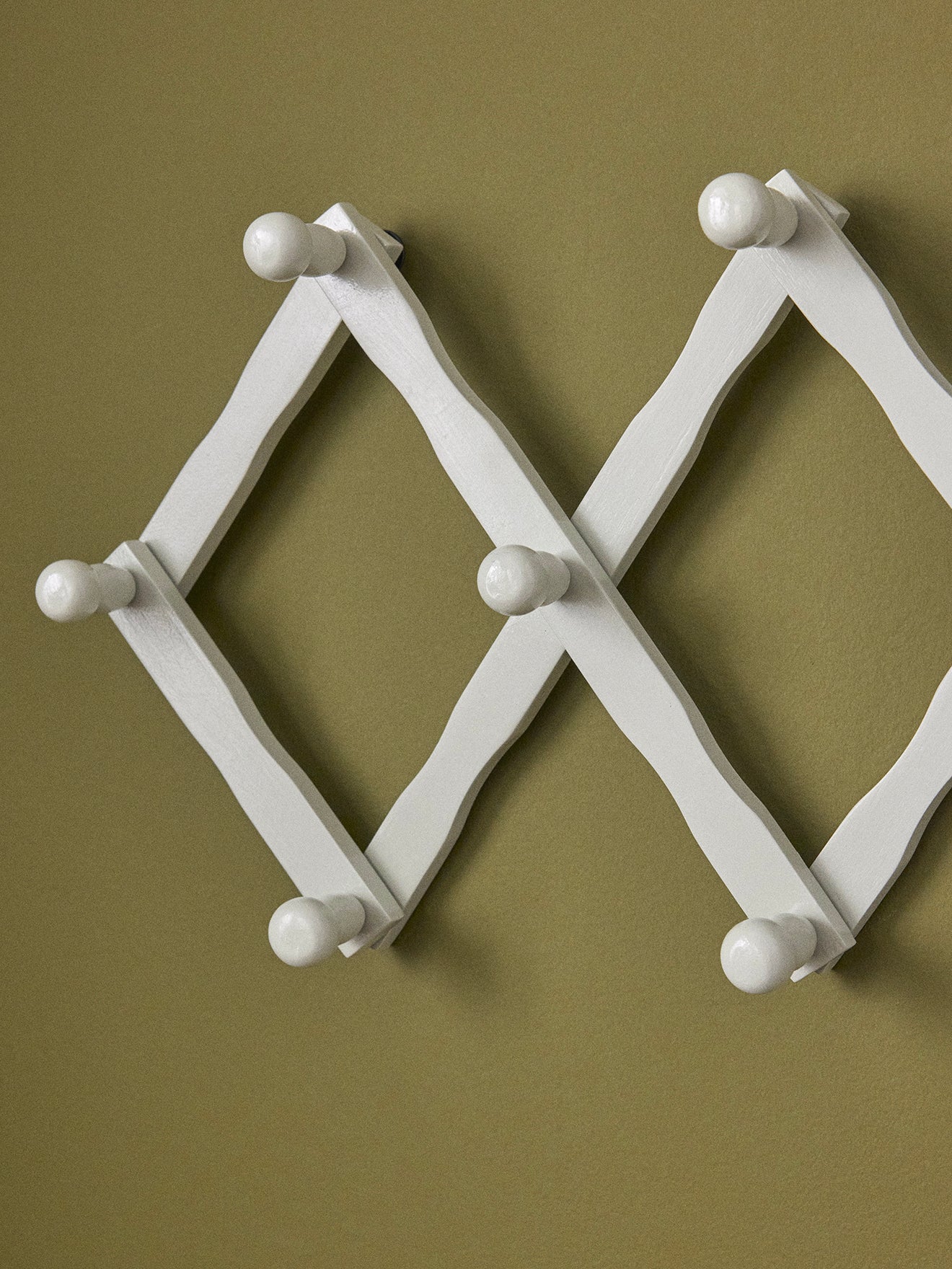 Ausziehbare Garderobe aus Holz im Akkordeon-Stil