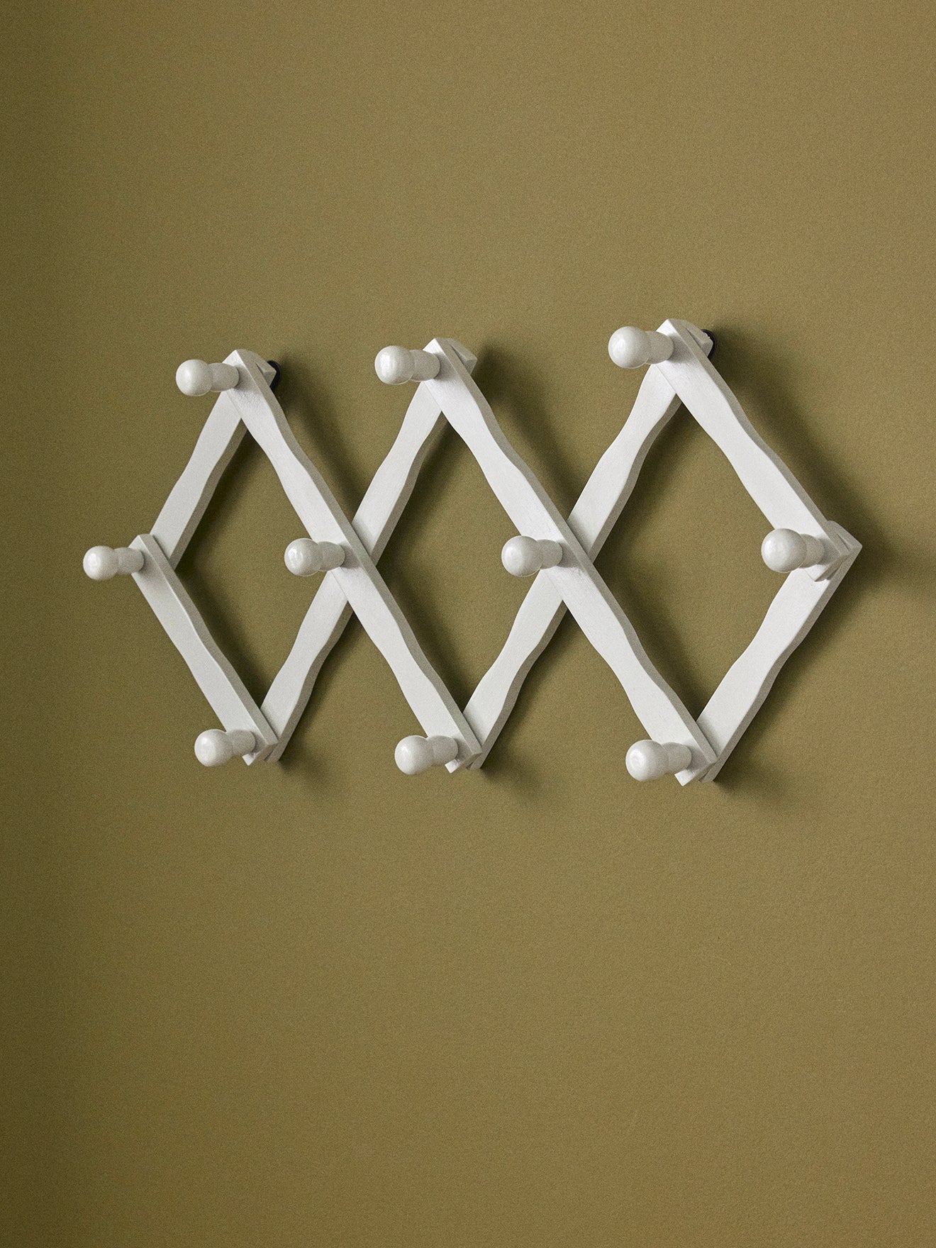 Ausziehbare Garderobe aus Holz im Akkordeon-Stil