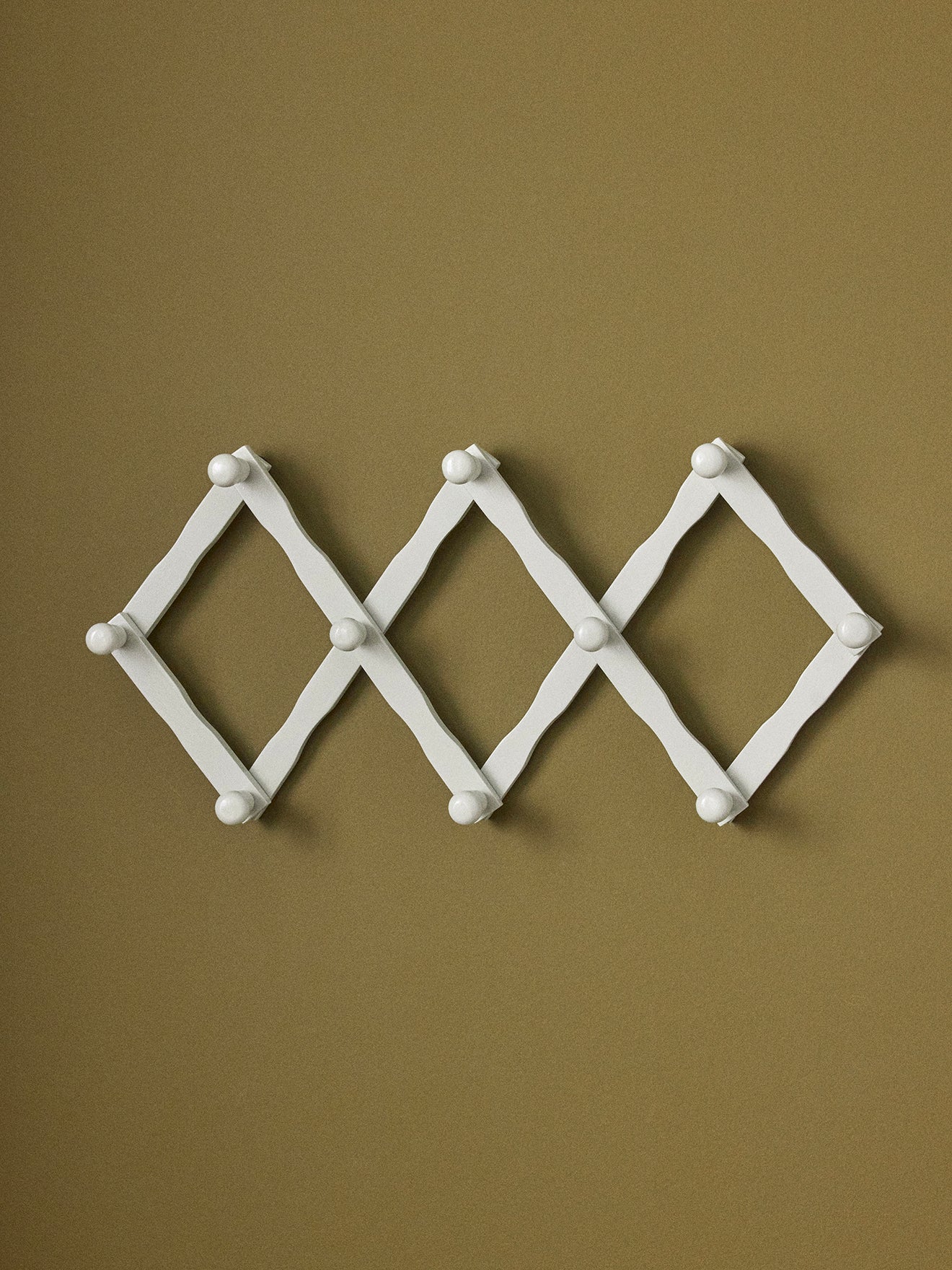 Ausziehbare Garderobe aus Holz im Akkordeon-Stil