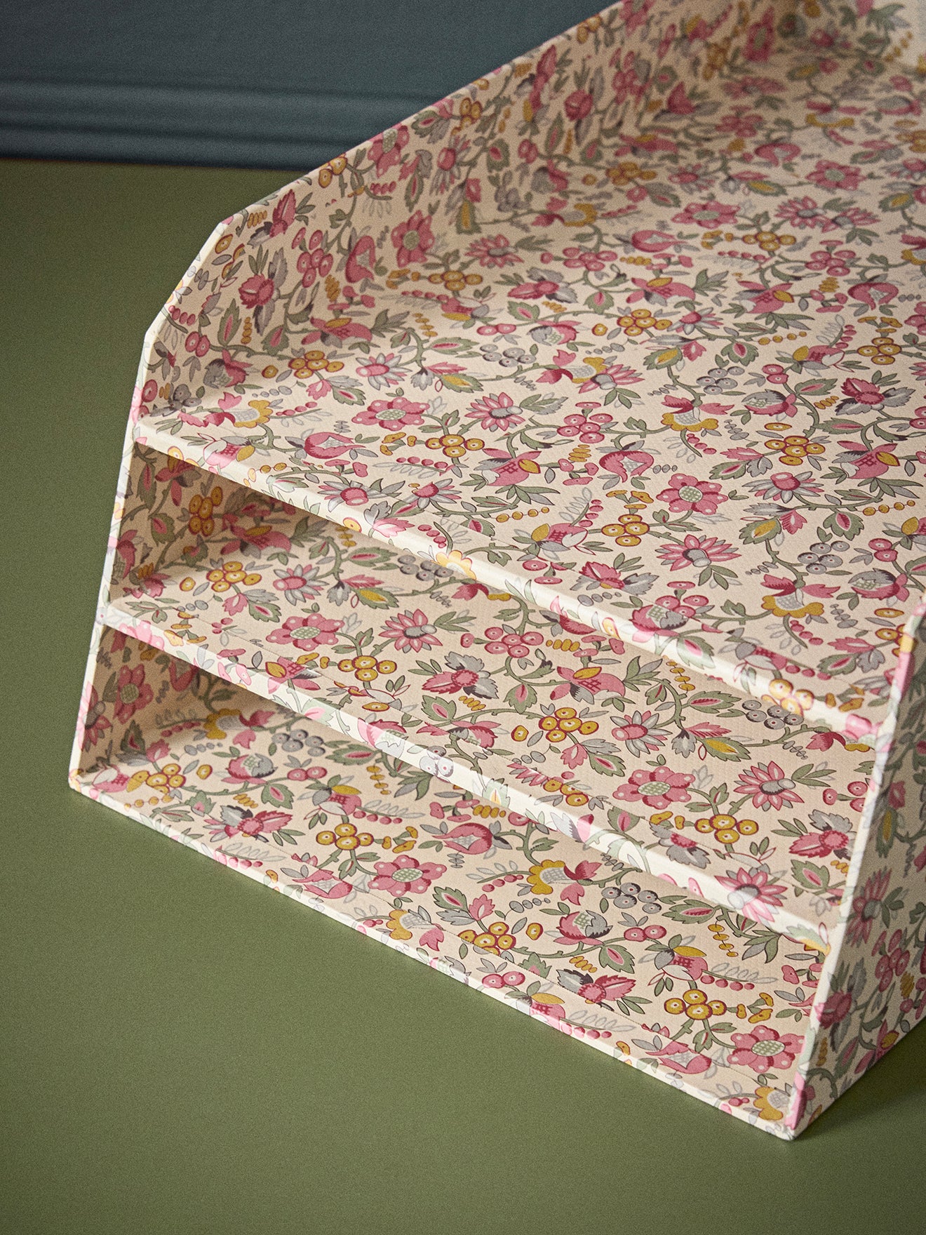 Briefkorb aus bedrucktem Papier