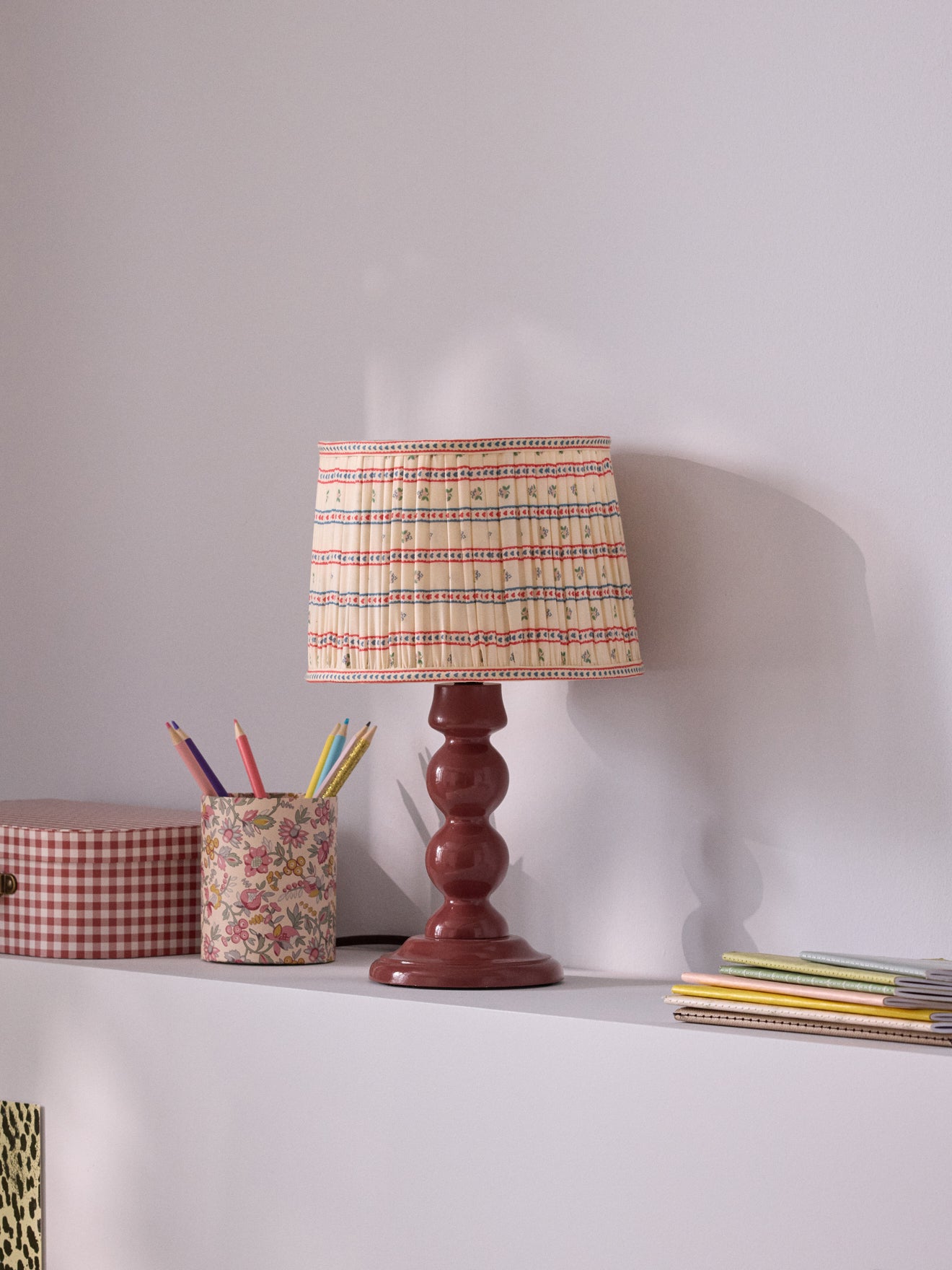 Lampenschirm mit Plissees und Marine-Print – kleines Modell
