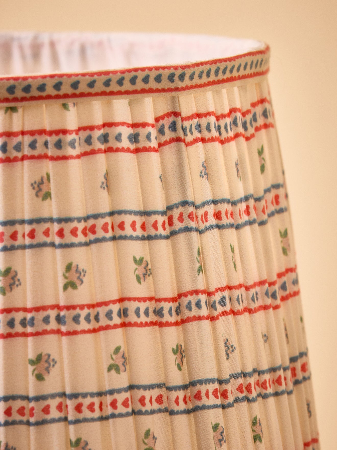 Lampenschirm mit Plissees und Marine-Print – kleines Modell