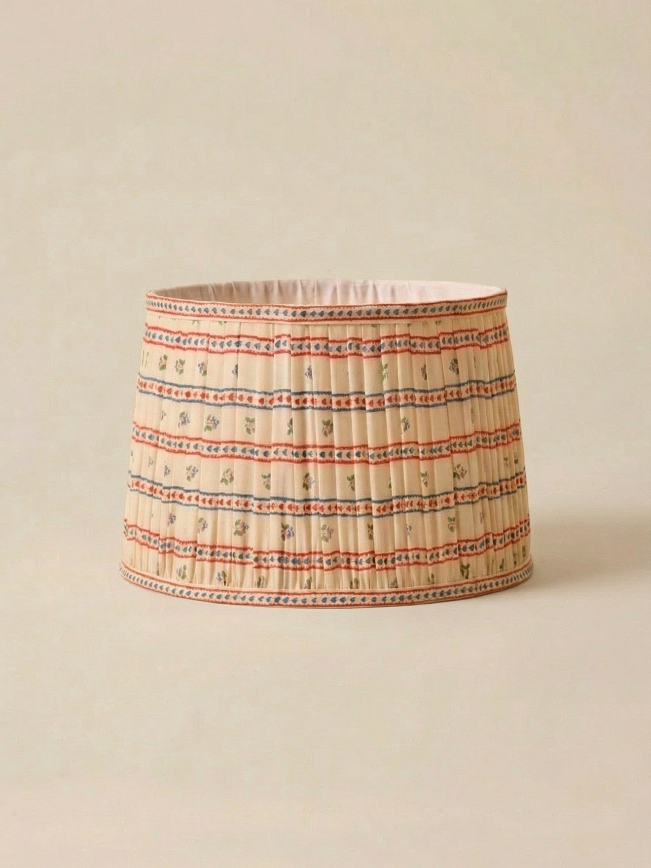 Lampenschirm mit Plissees und Marine-Print – kleines Modell