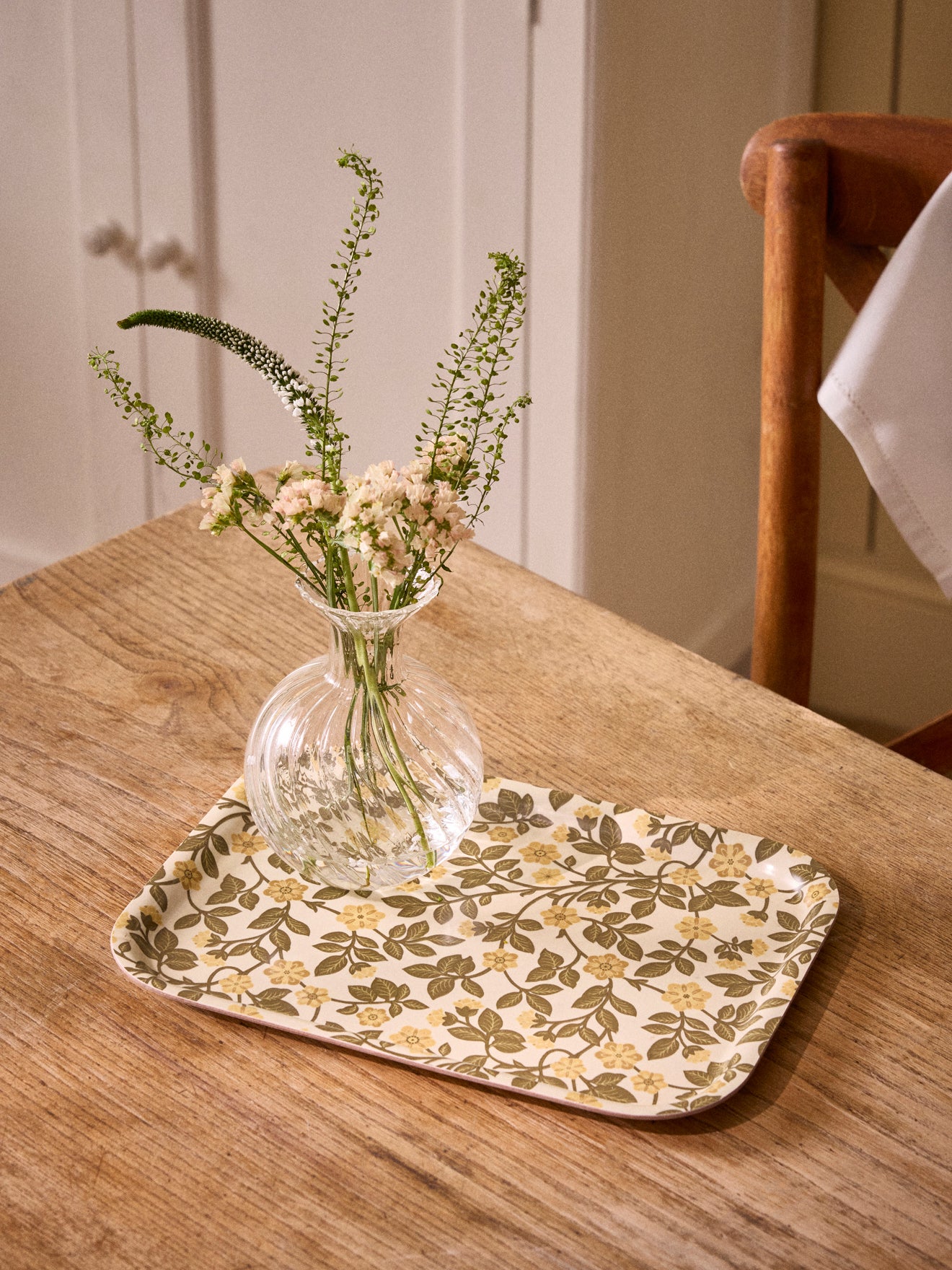Holztablett mit Blumenmotiv
