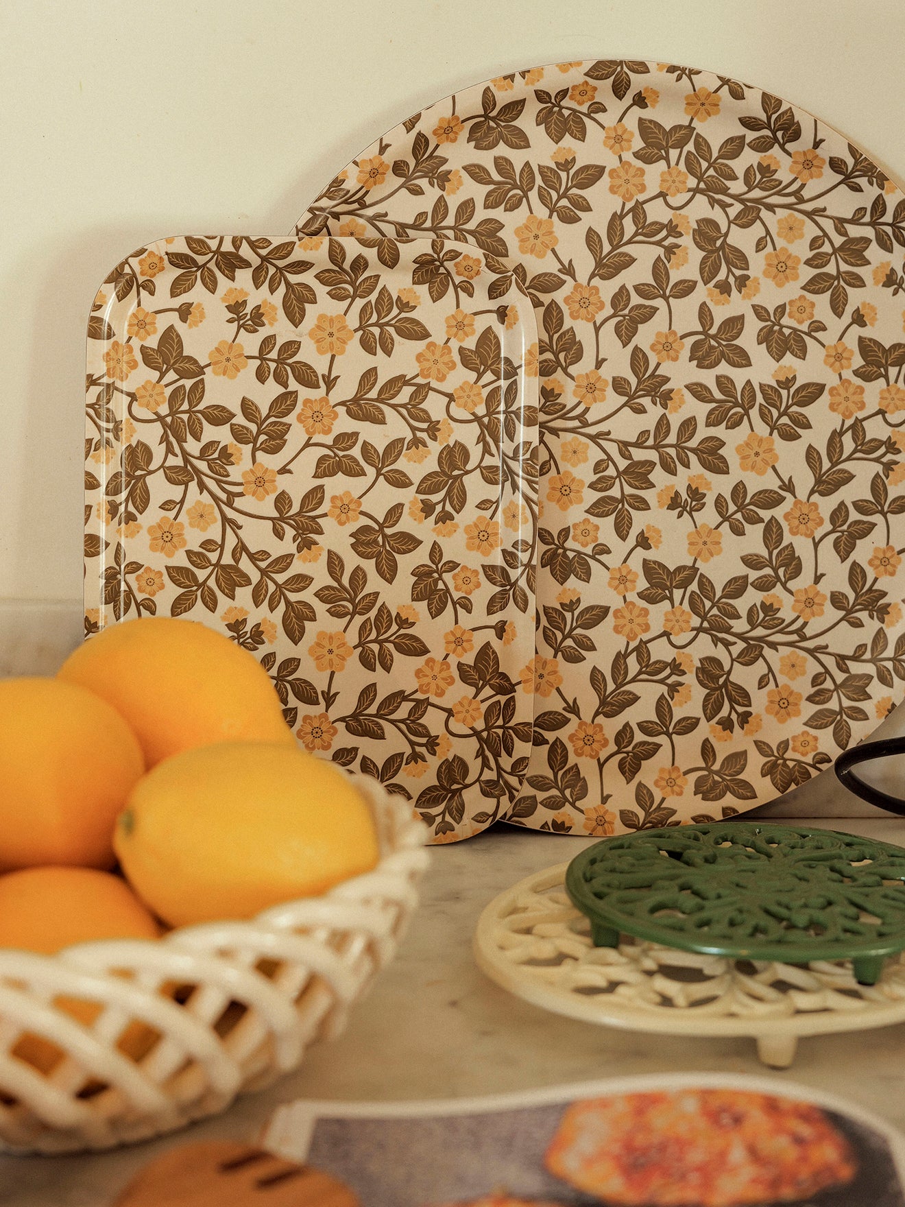 Runde Holzschale mit Blumenmotiv