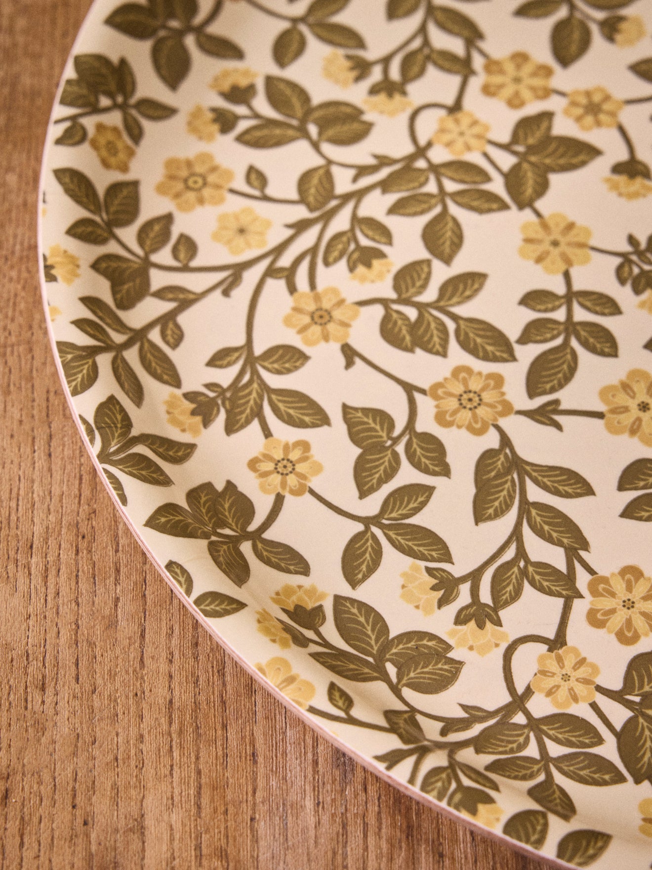 Runde Holzschale mit Blumenmotiv