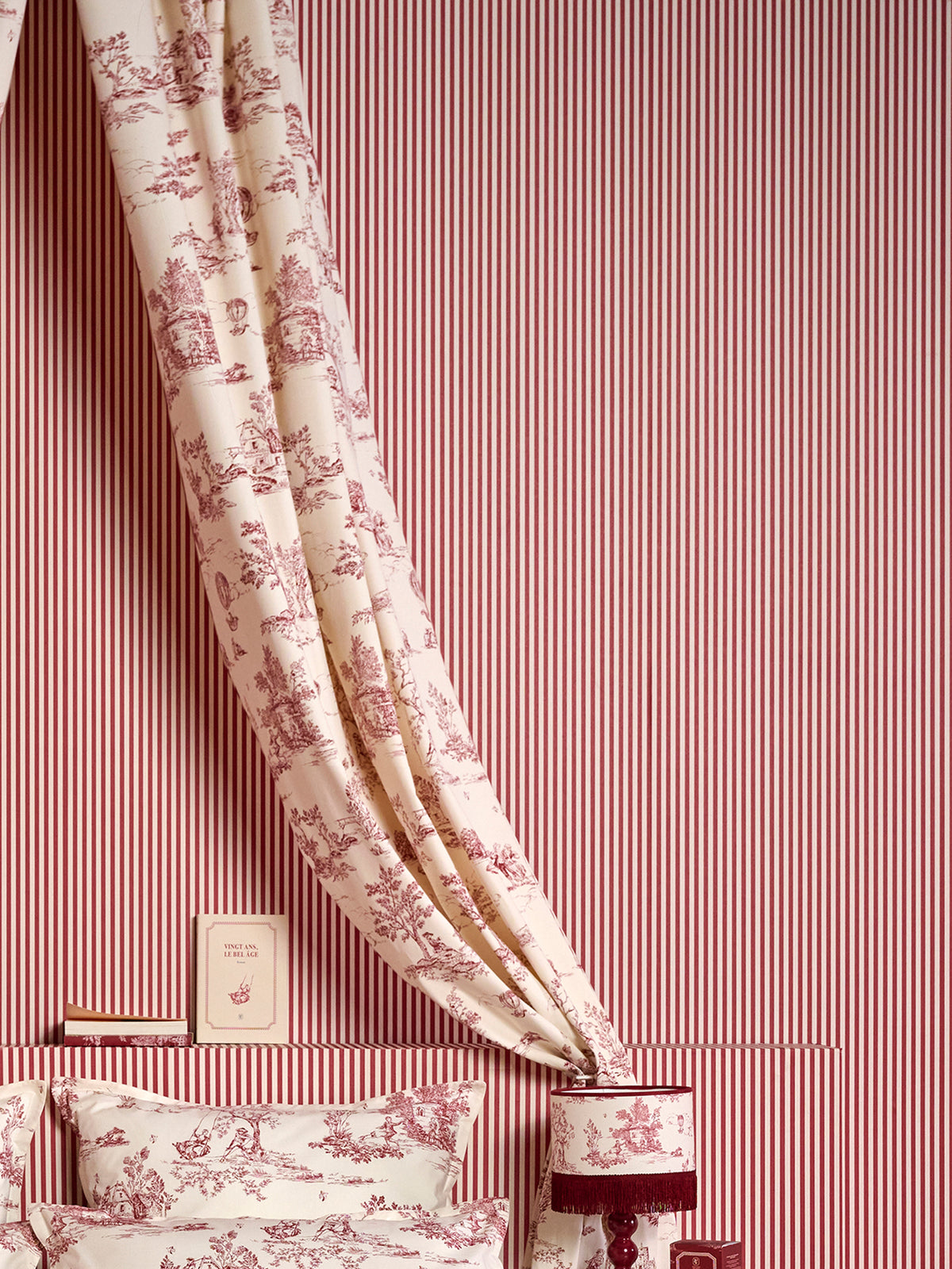 Papier peint à rayures esprit toile de Jouy