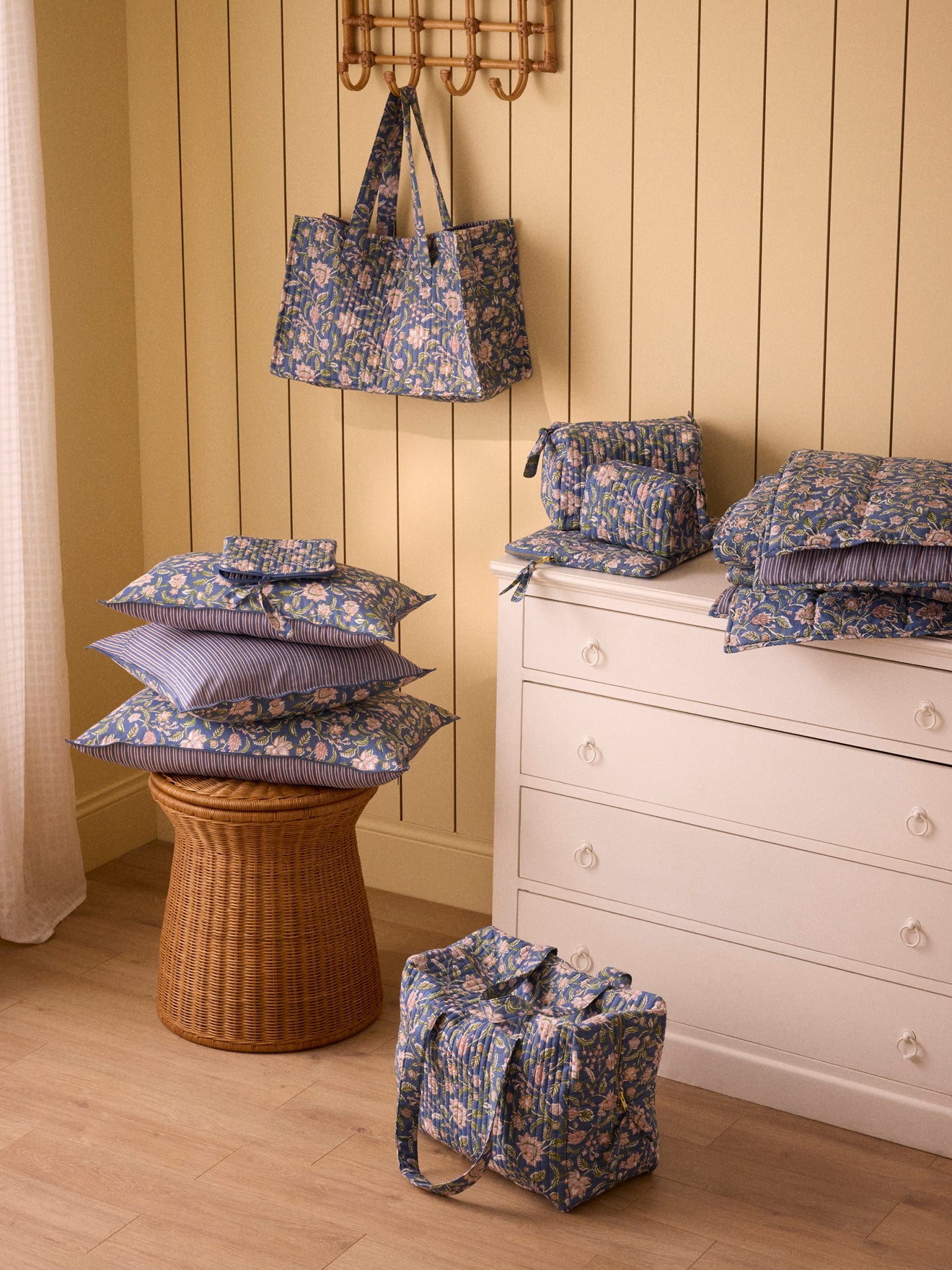 Gesteppte Tragetasche mit Bella-Print