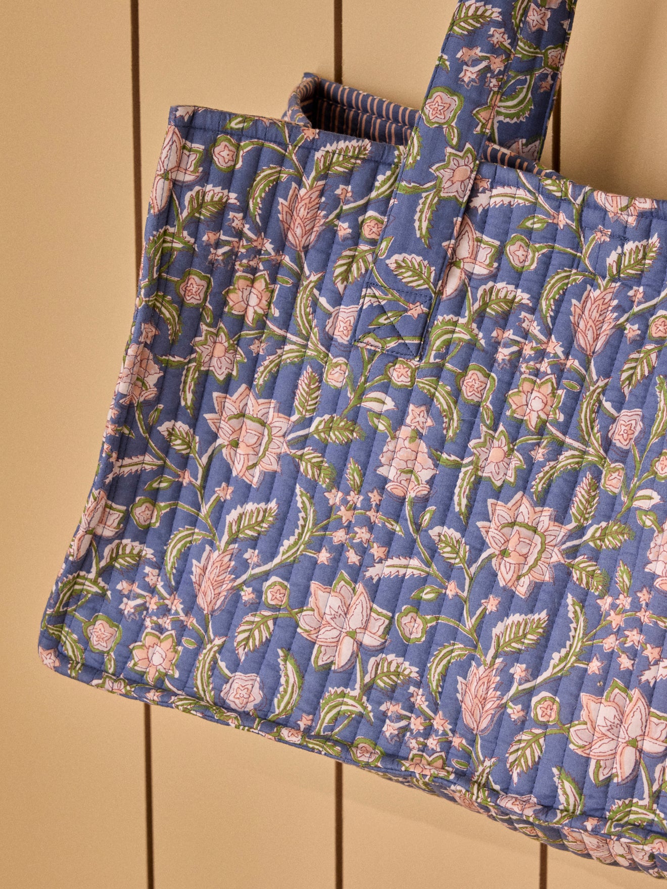 Gesteppte Tragetasche mit Bella-Print