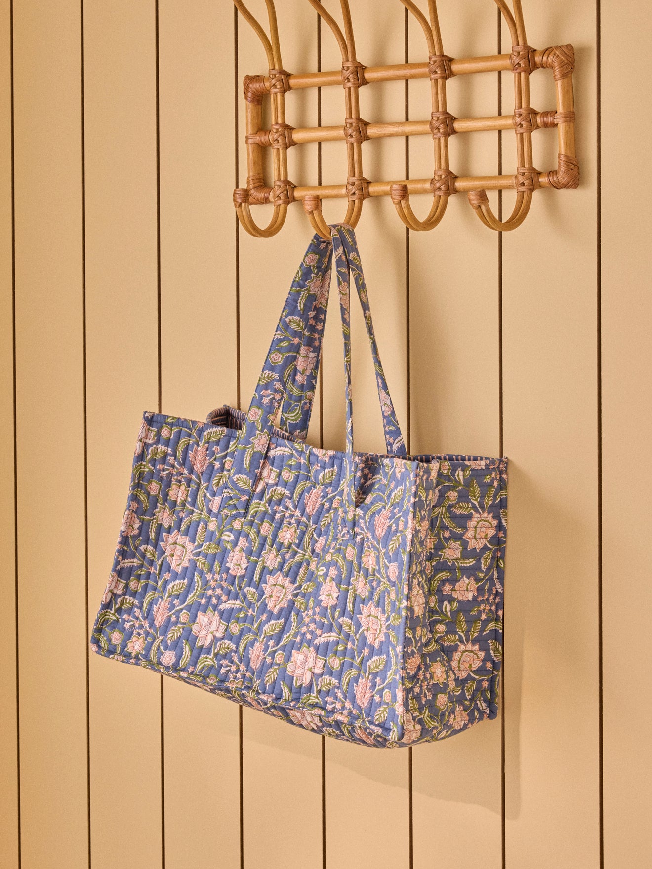 Gesteppte Tragetasche mit Bella-Print