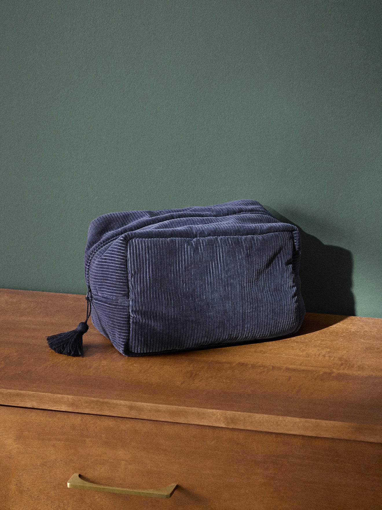 Tasche aus Corduroy mit Toilettenutensilien
