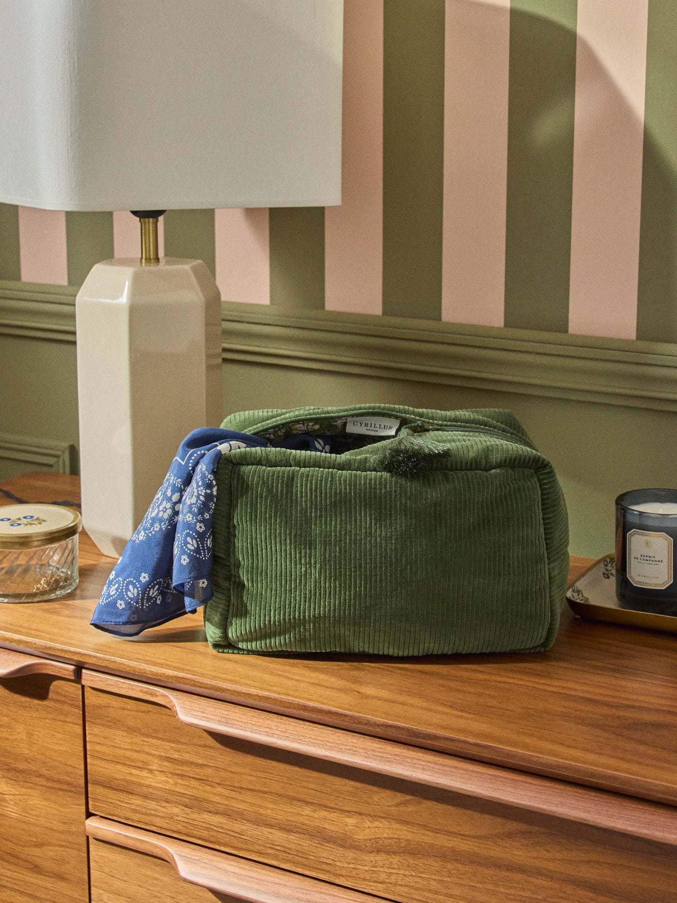 Tasche aus Corduroy mit Toilettenutensilien