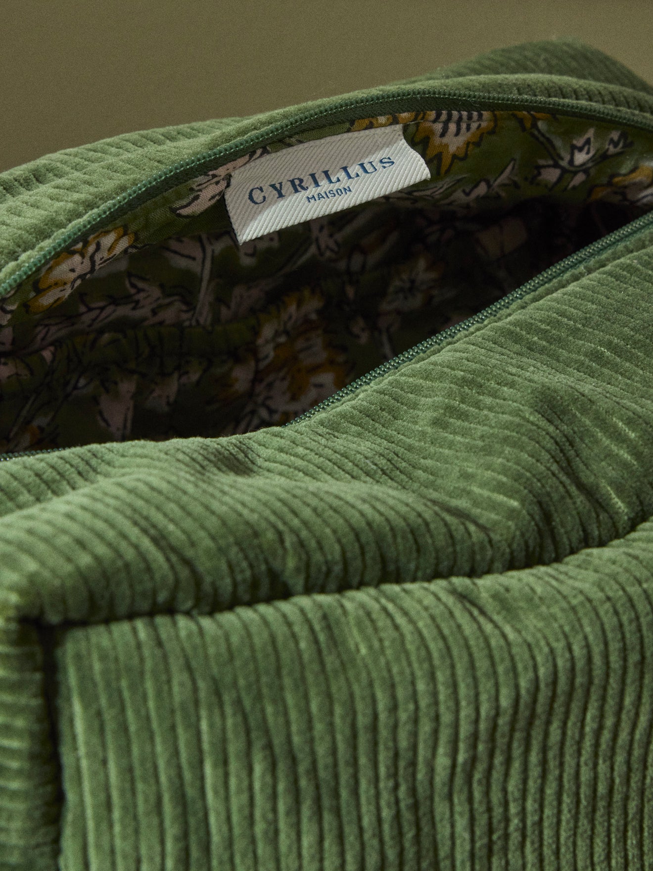 Tasche aus Corduroy mit Toilettenutensilien