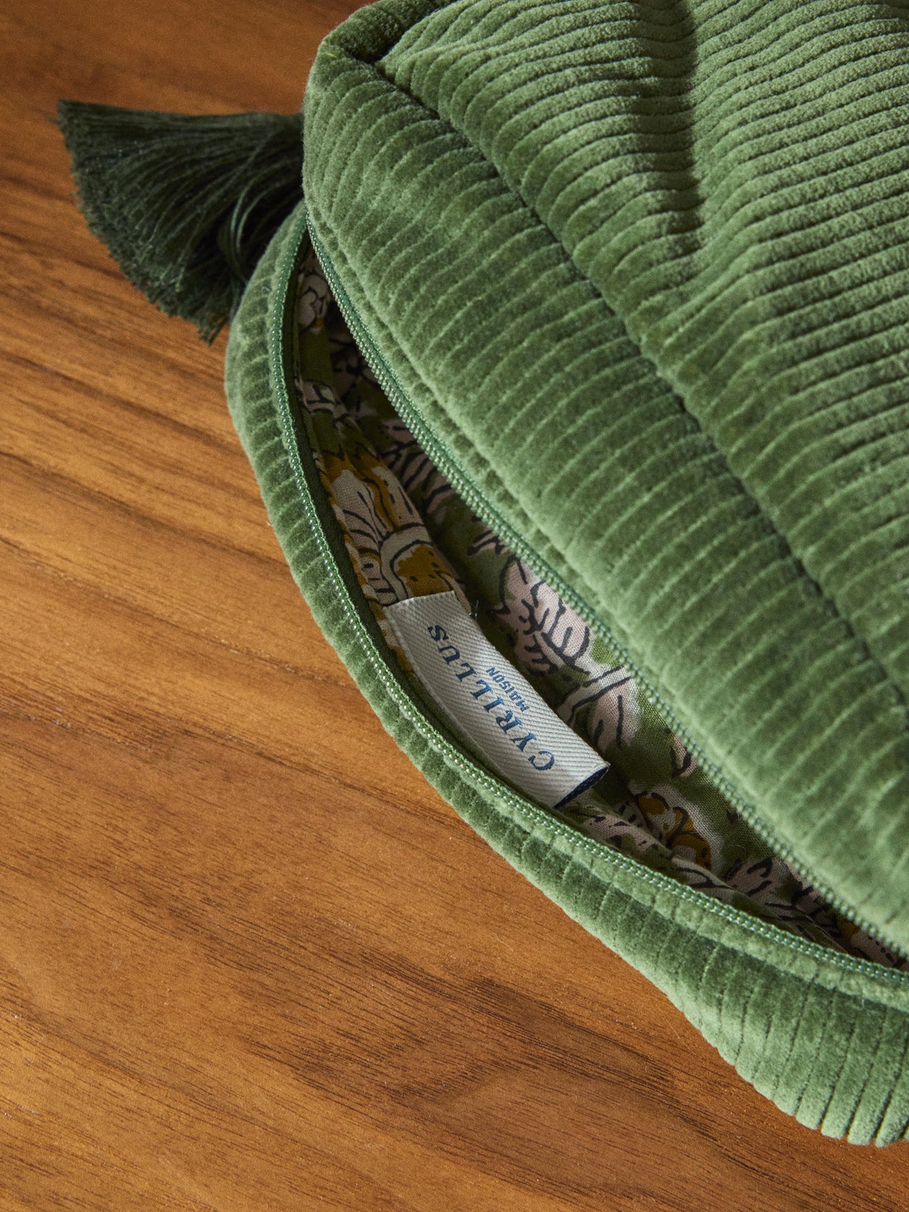 Tasche aus Corduroy mit Toilettenutensilien