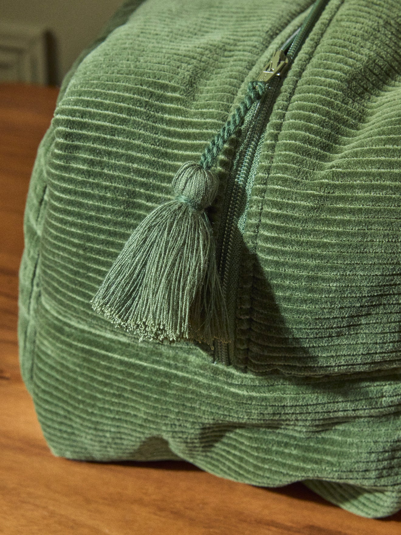 Tasche aus Corduroy mit Toilettenutensilien