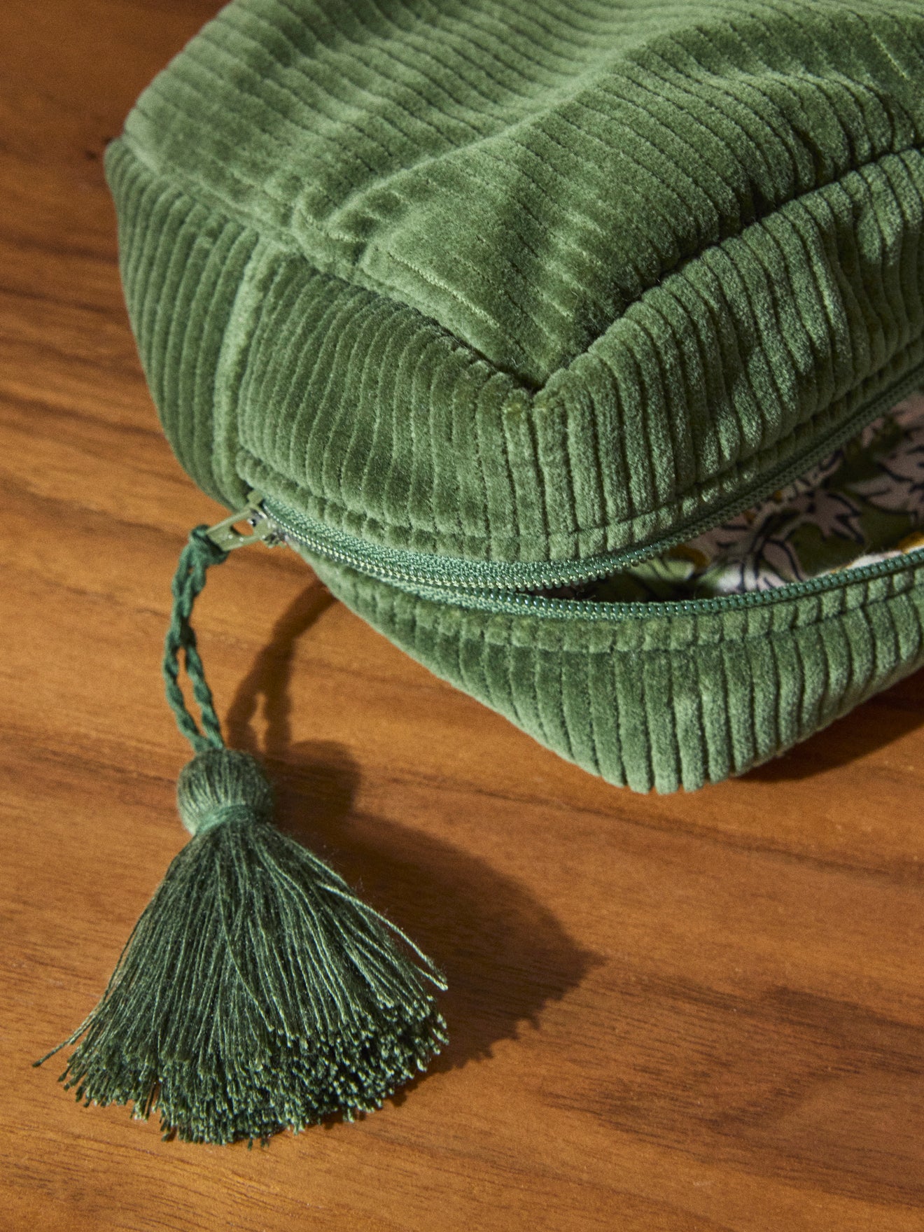 Tasche aus Corduroy mit Toilettenutensilien