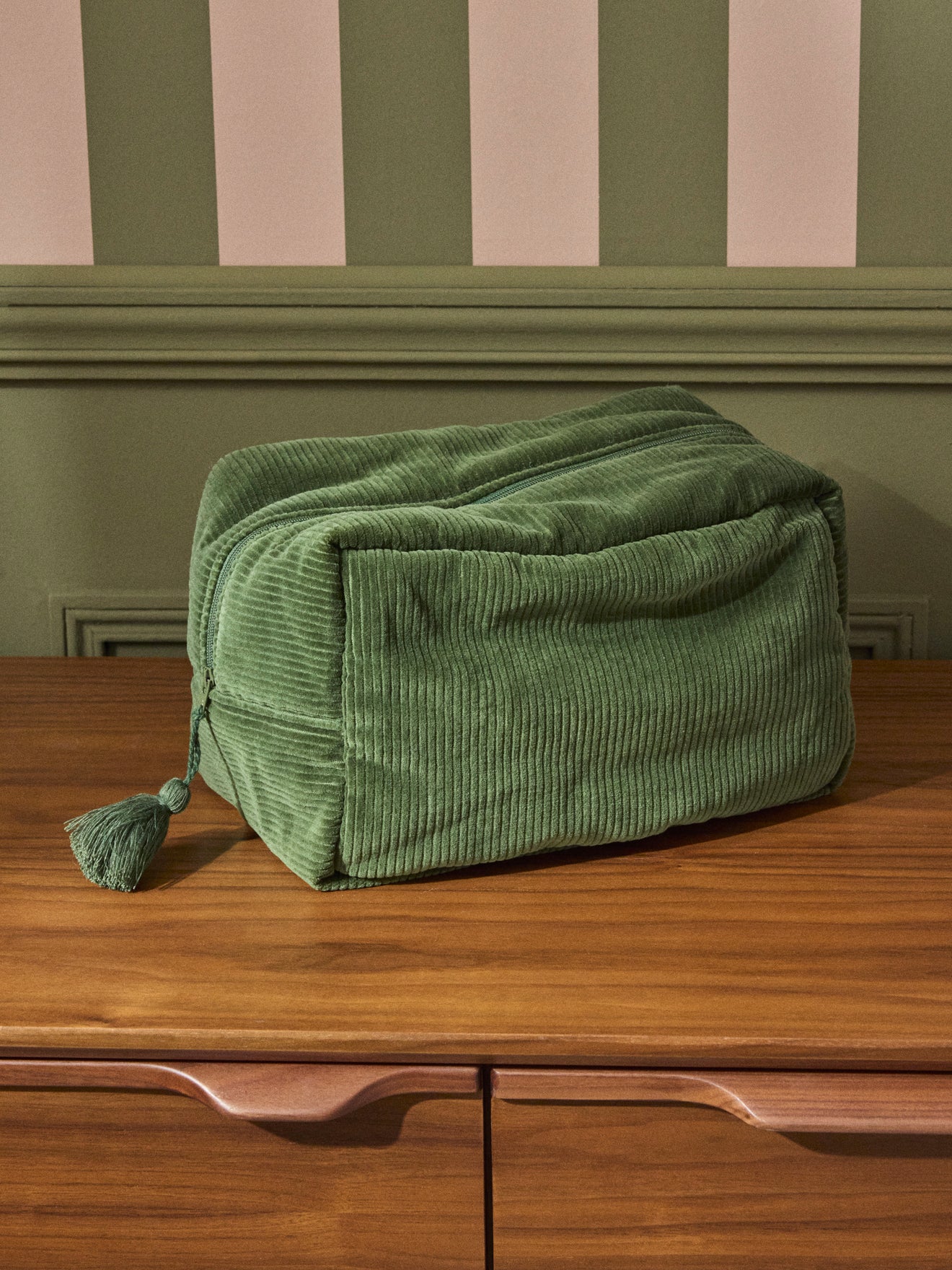 Tasche aus Corduroy mit Toilettenutensilien
