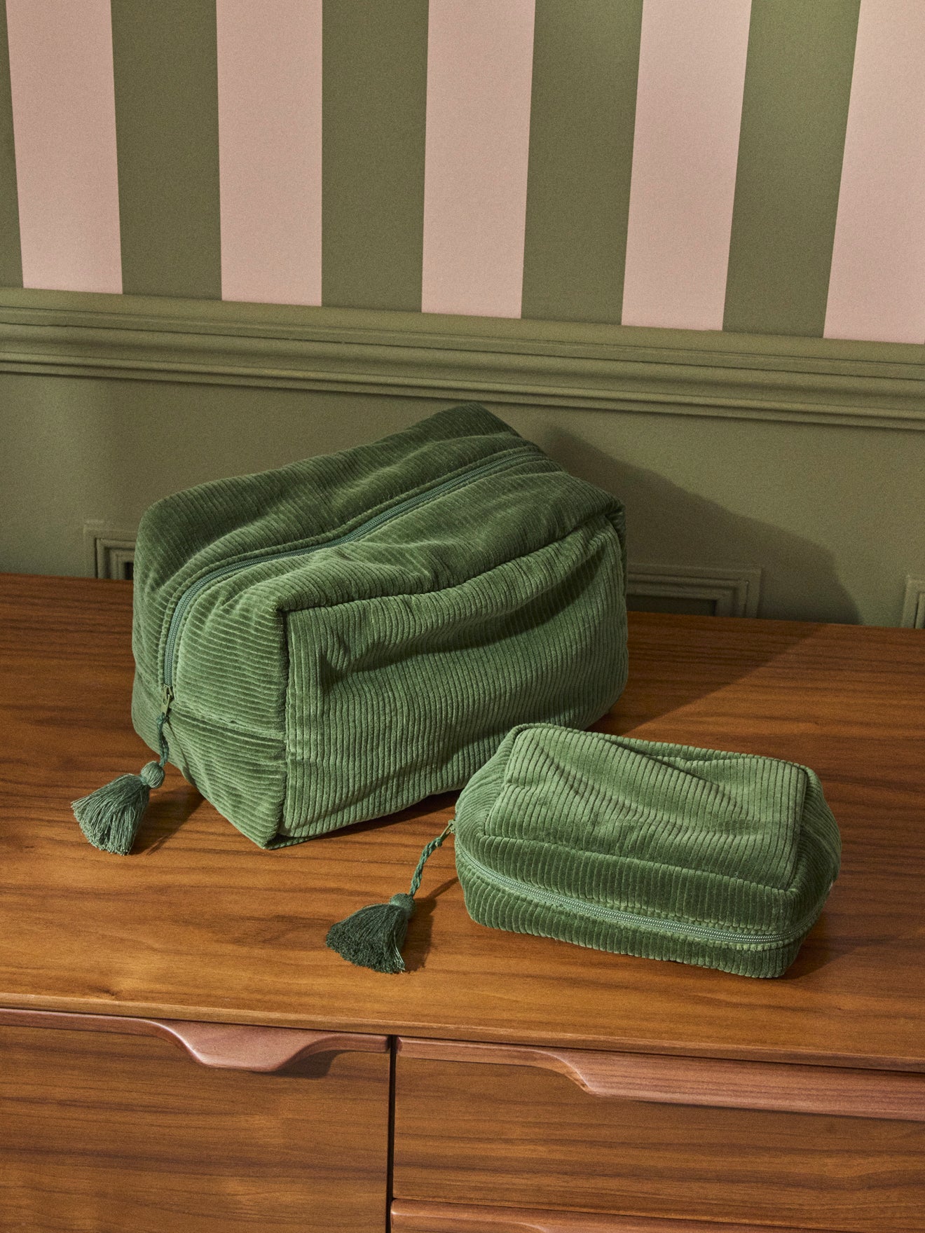 Tasche aus Corduroy mit Toilettenutensilien