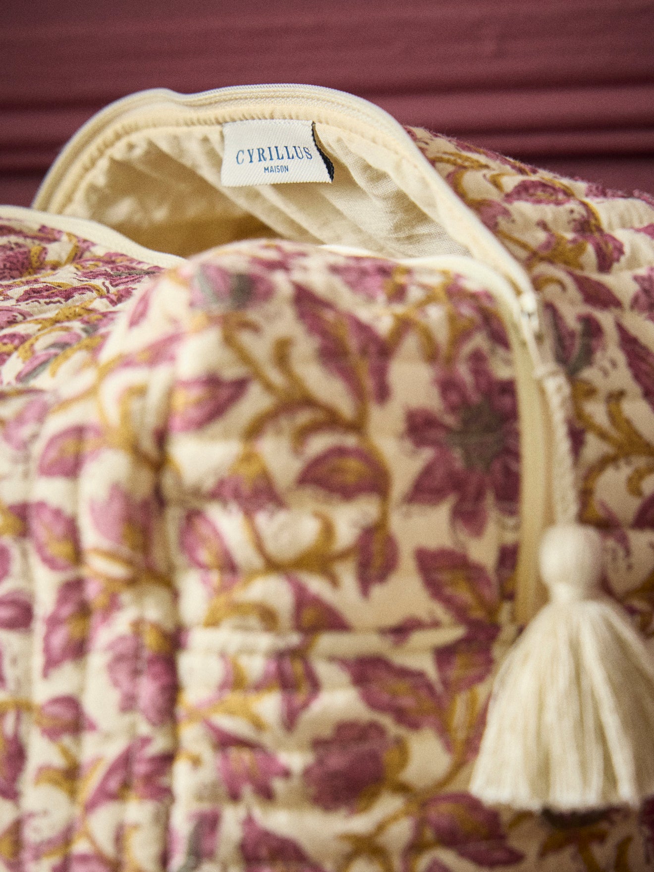 Gestepptes Necessaire aus indischem Stoff