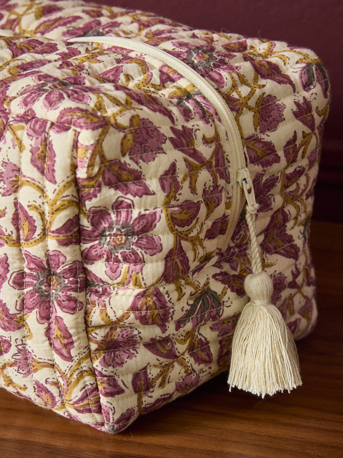 Gestepptes Necessaire aus indischem Stoff