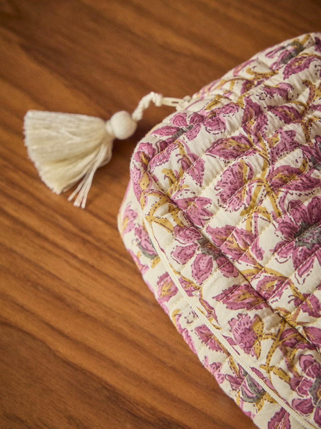 Gestepptes Necessaire aus indischem Stoff