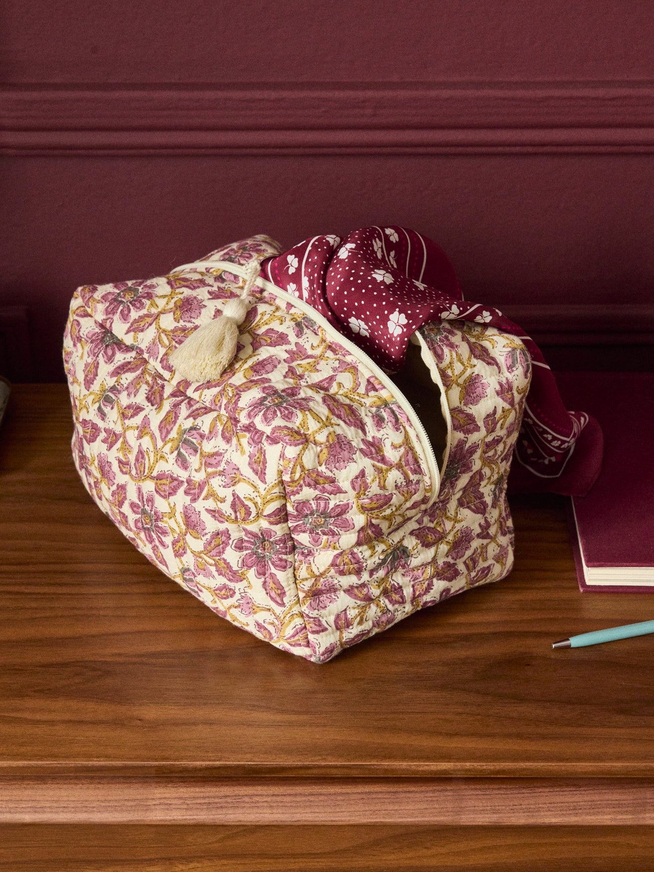 Gestepptes Necessaire aus indischem Stoff