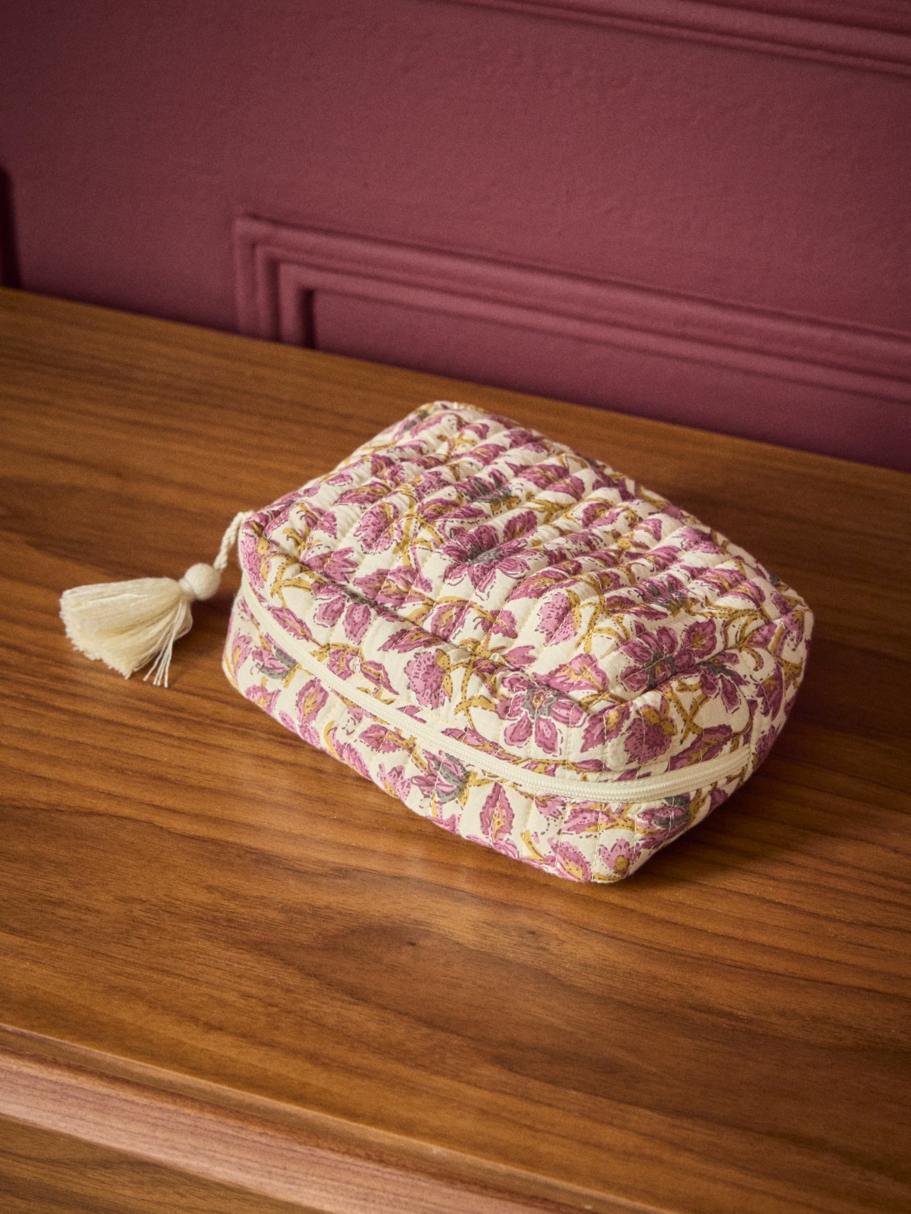 Gestepptes Necessaire aus indischem Stoff