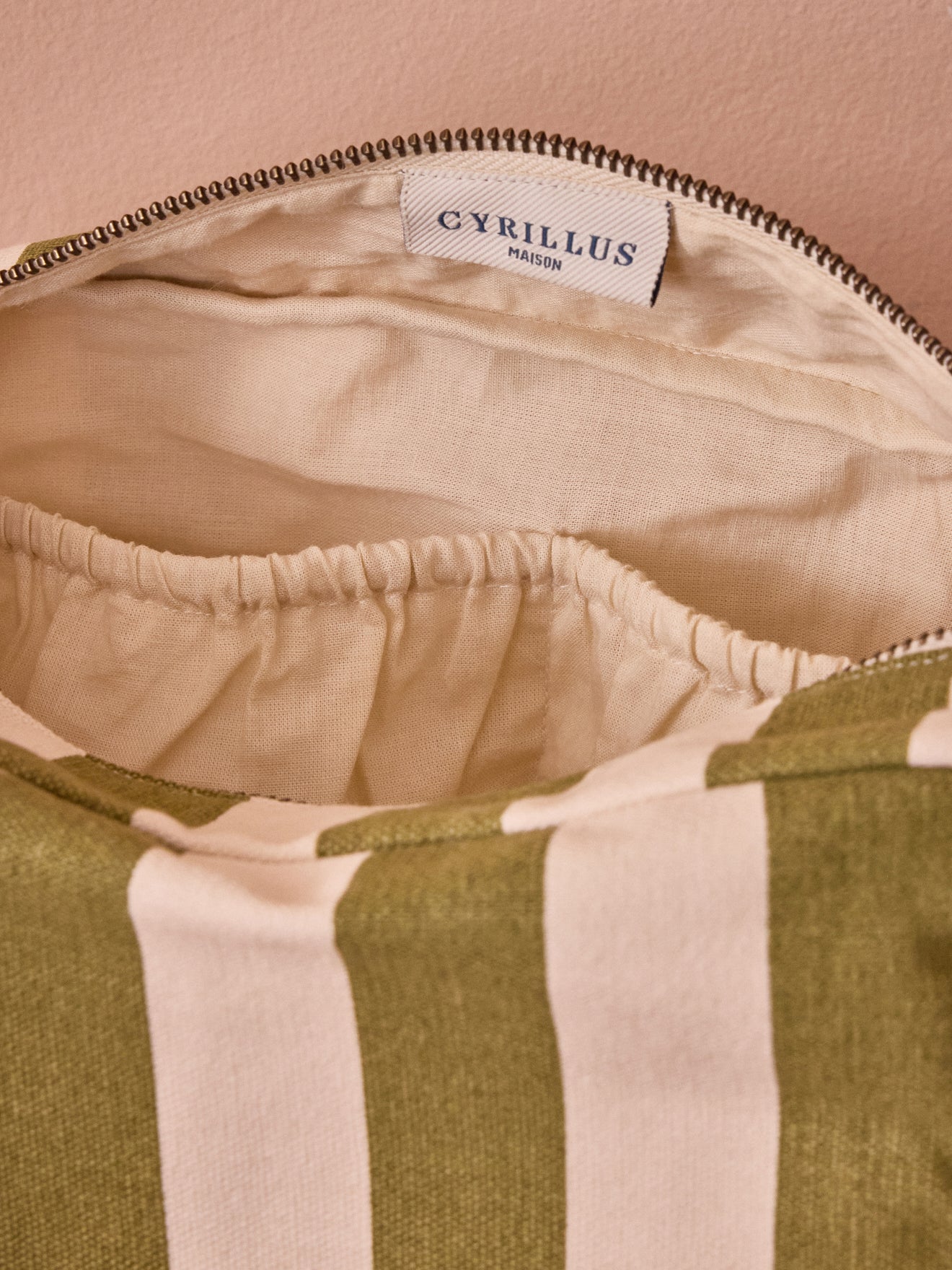 Gestreifter Kulturbeutel aus Canvas