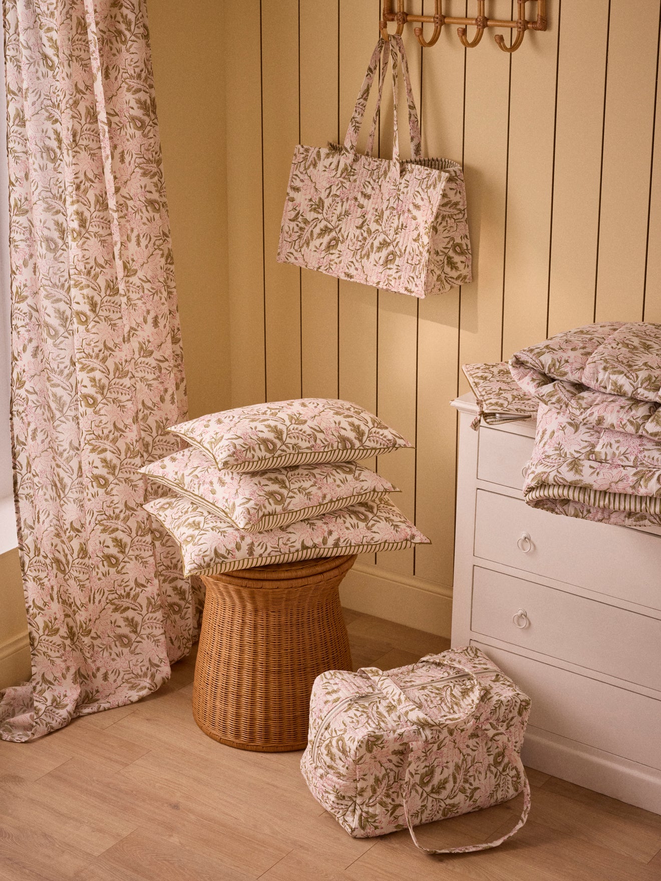 Gesteppte Tragetasche mit Blumen-Print