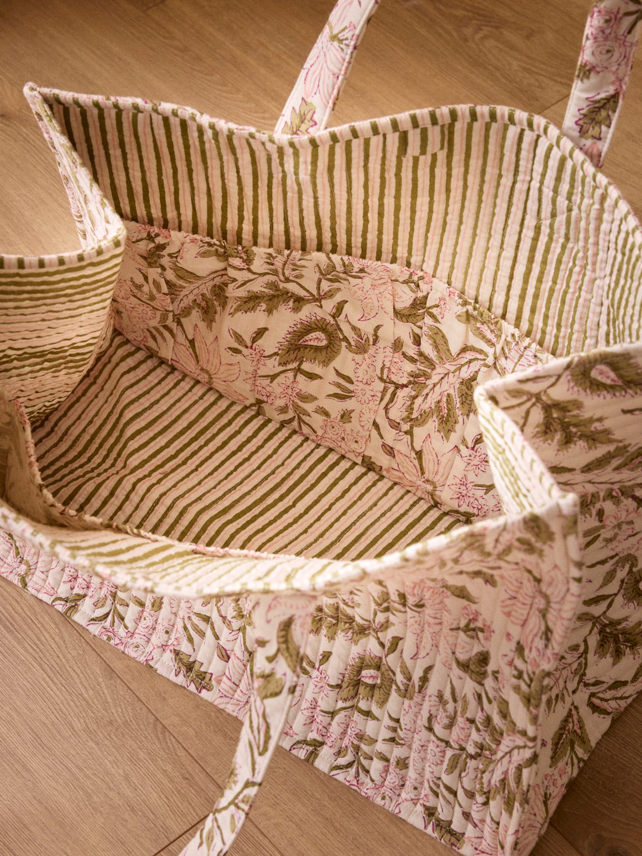 Gesteppte Tragetasche mit Blumen-Print