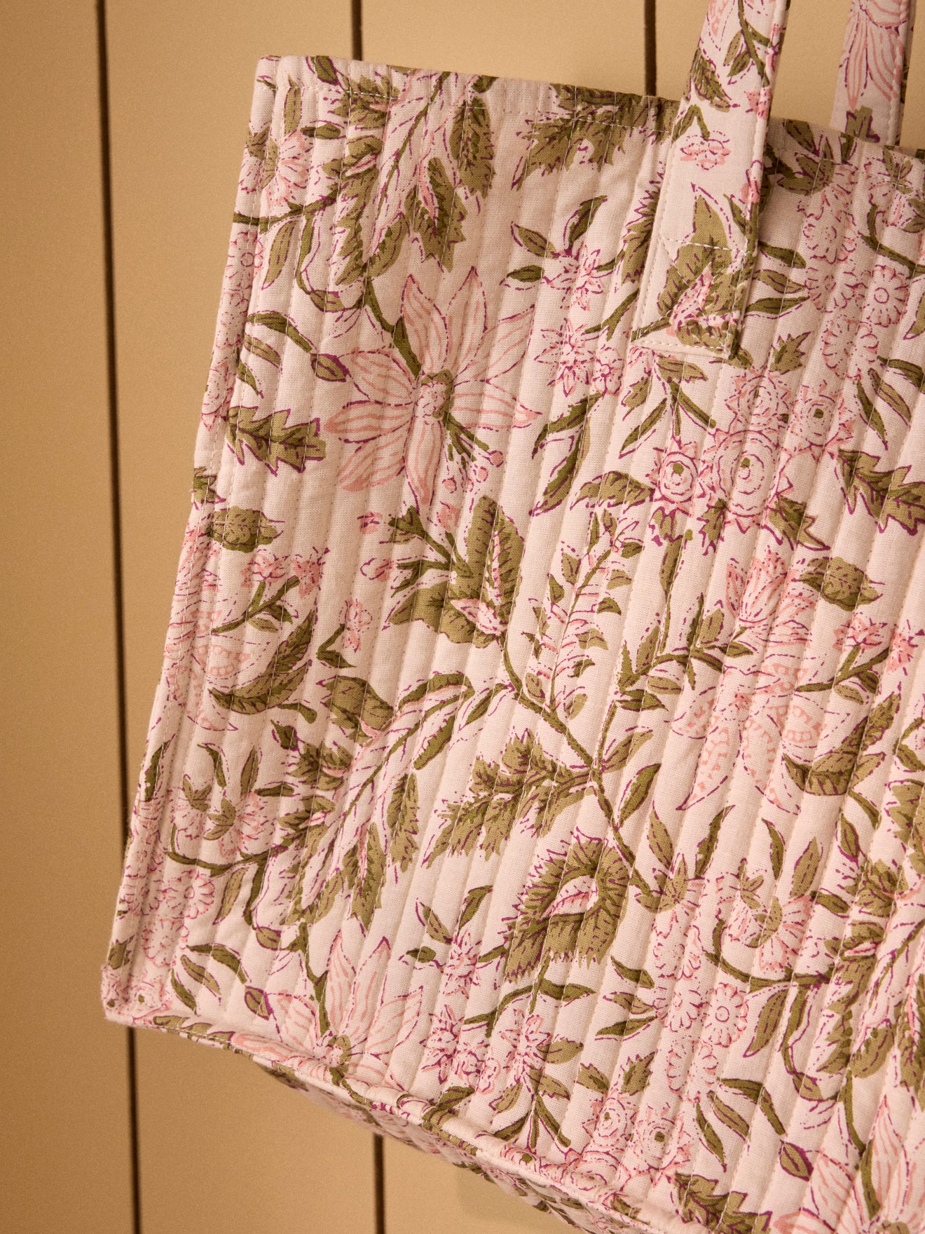 Gesteppte Tragetasche mit Blumen-Print